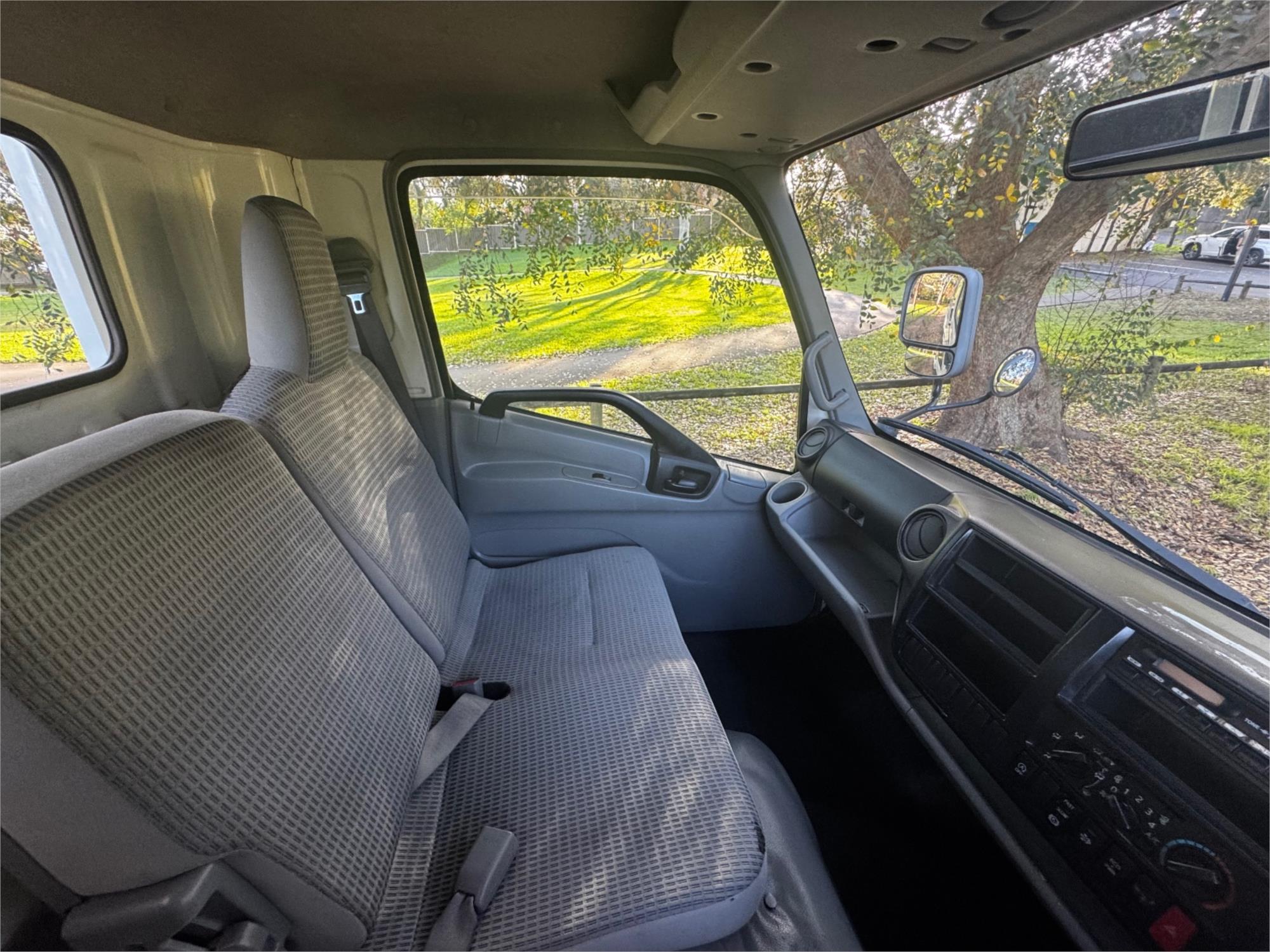2013 TOYOTA DYNA 4.0 HYBRID AUTOMATIC TRAY