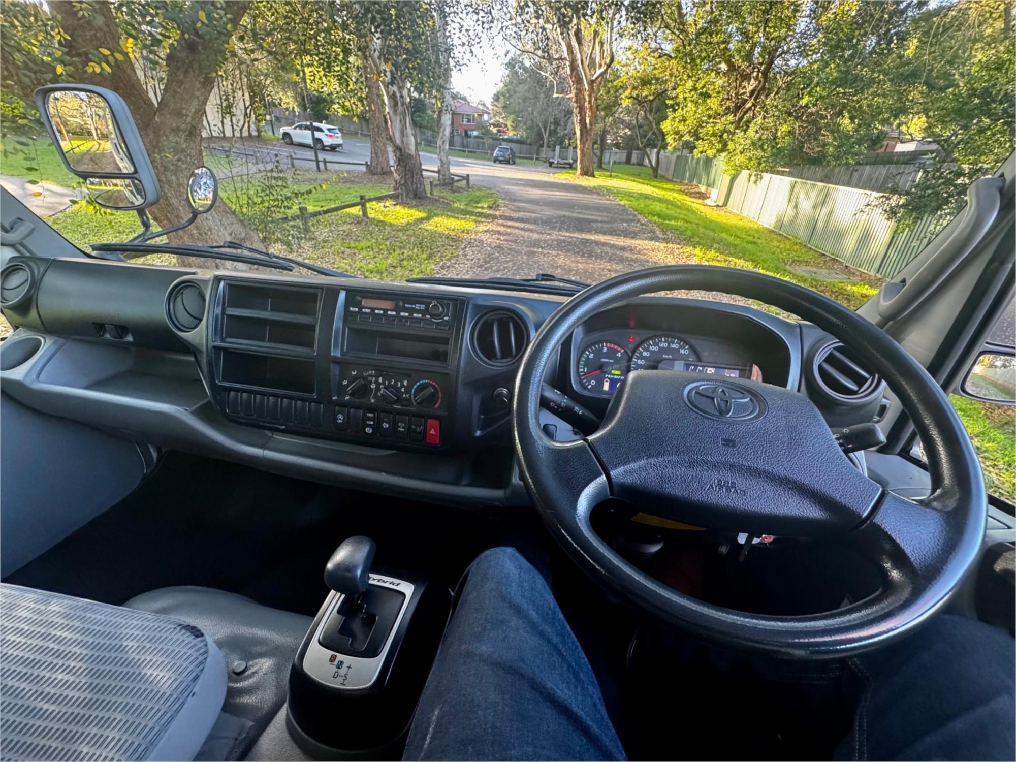 2013 TOYOTA DYNA 4.0 HYBRID AUTOMATIC TRAY