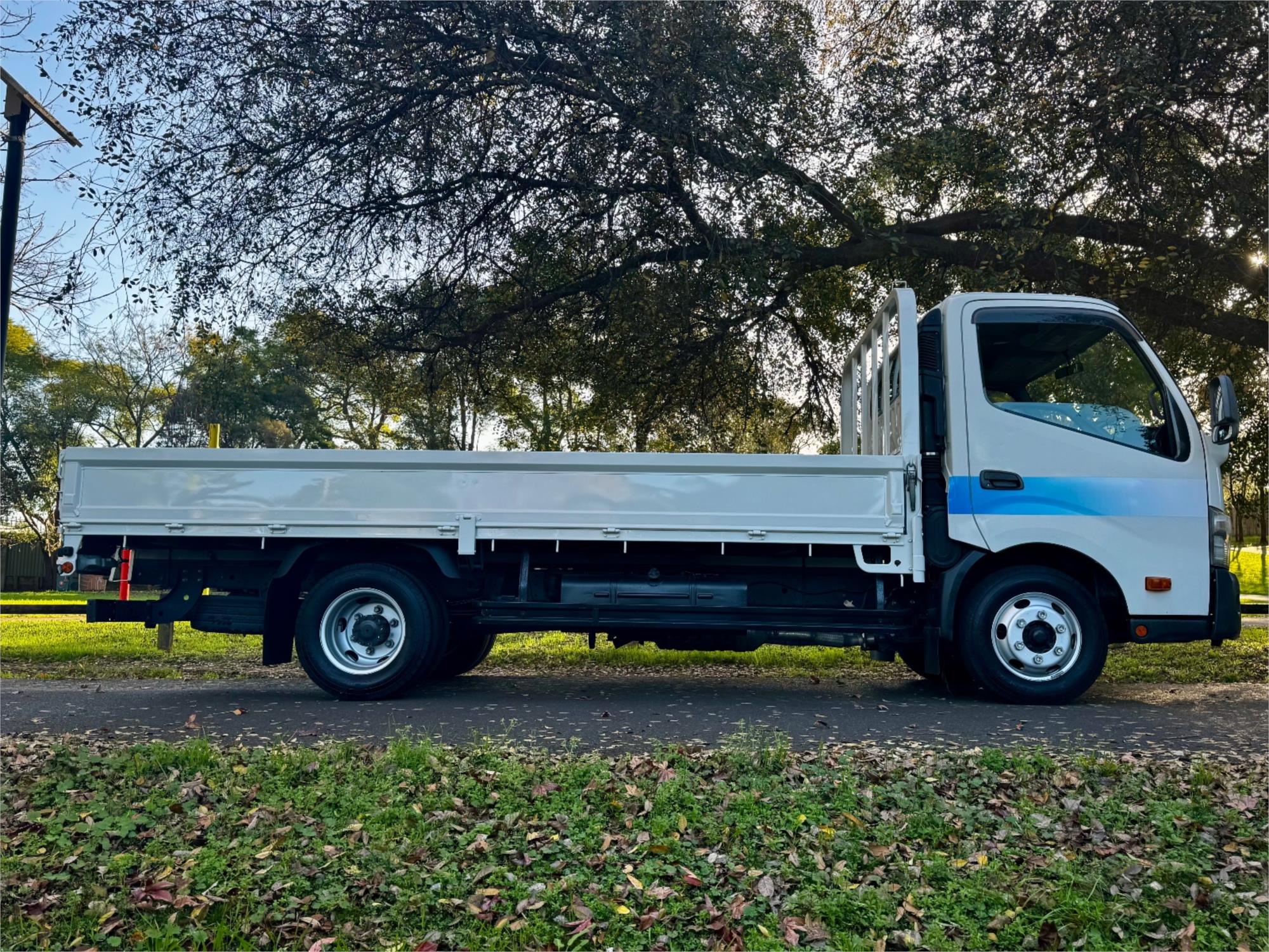 2013 TOYOTA DYNA 4.0 HYBRID AUTOMATIC TRAY