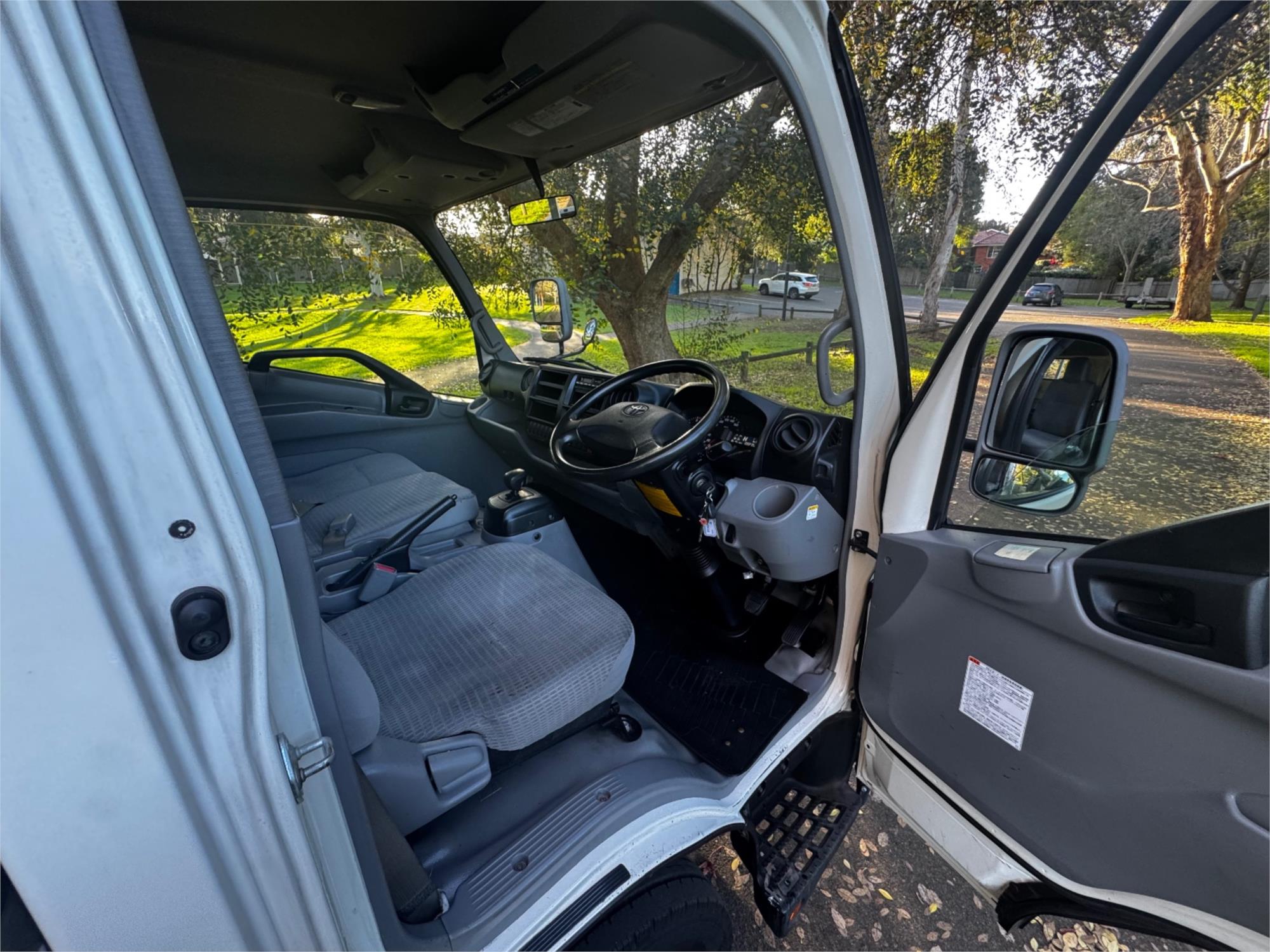 2013 TOYOTA DYNA 4.0 HYBRID AUTOMATIC TRAY