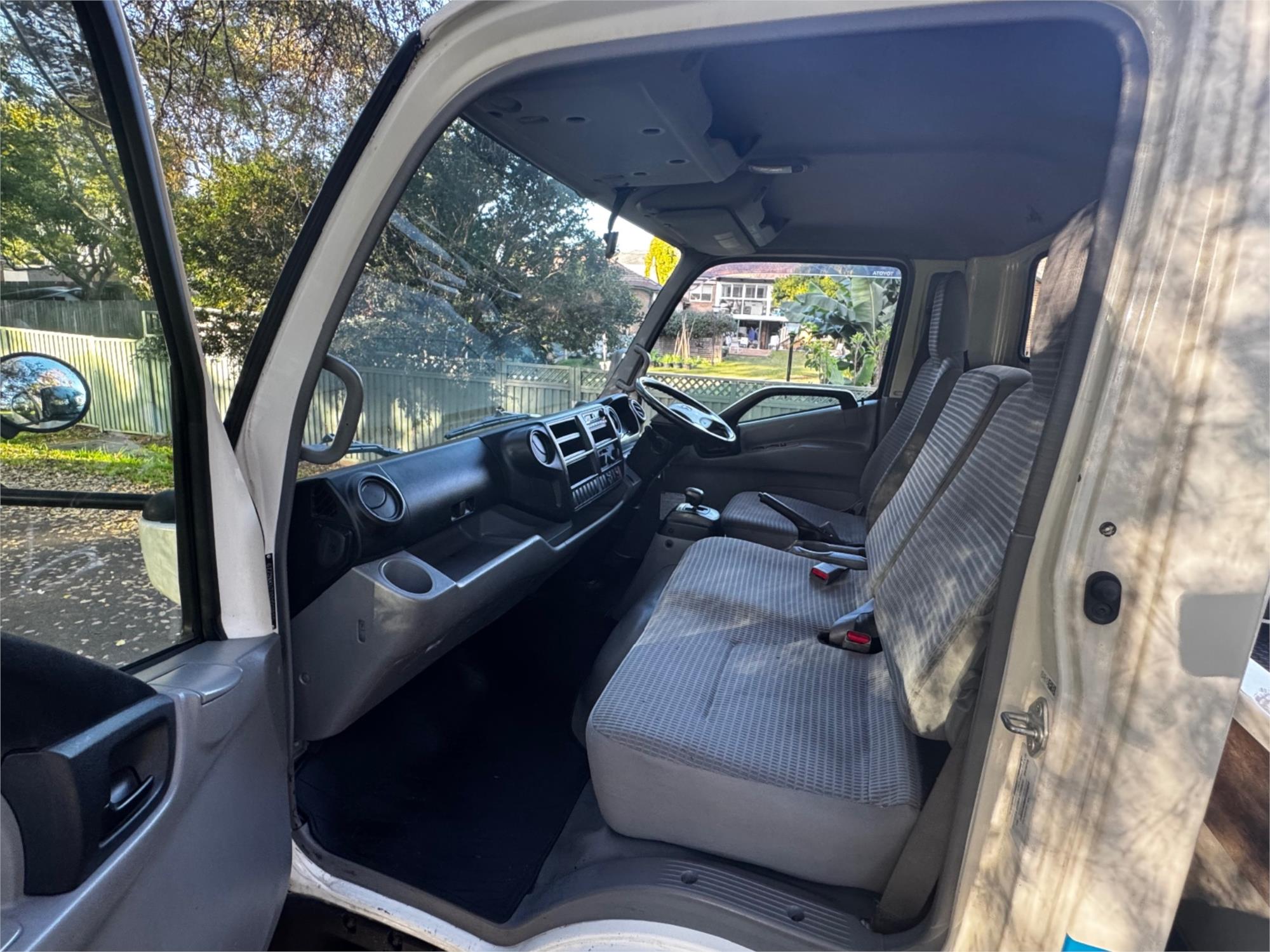 2013 TOYOTA DYNA 4.0 HYBRID AUTOMATIC TRAY