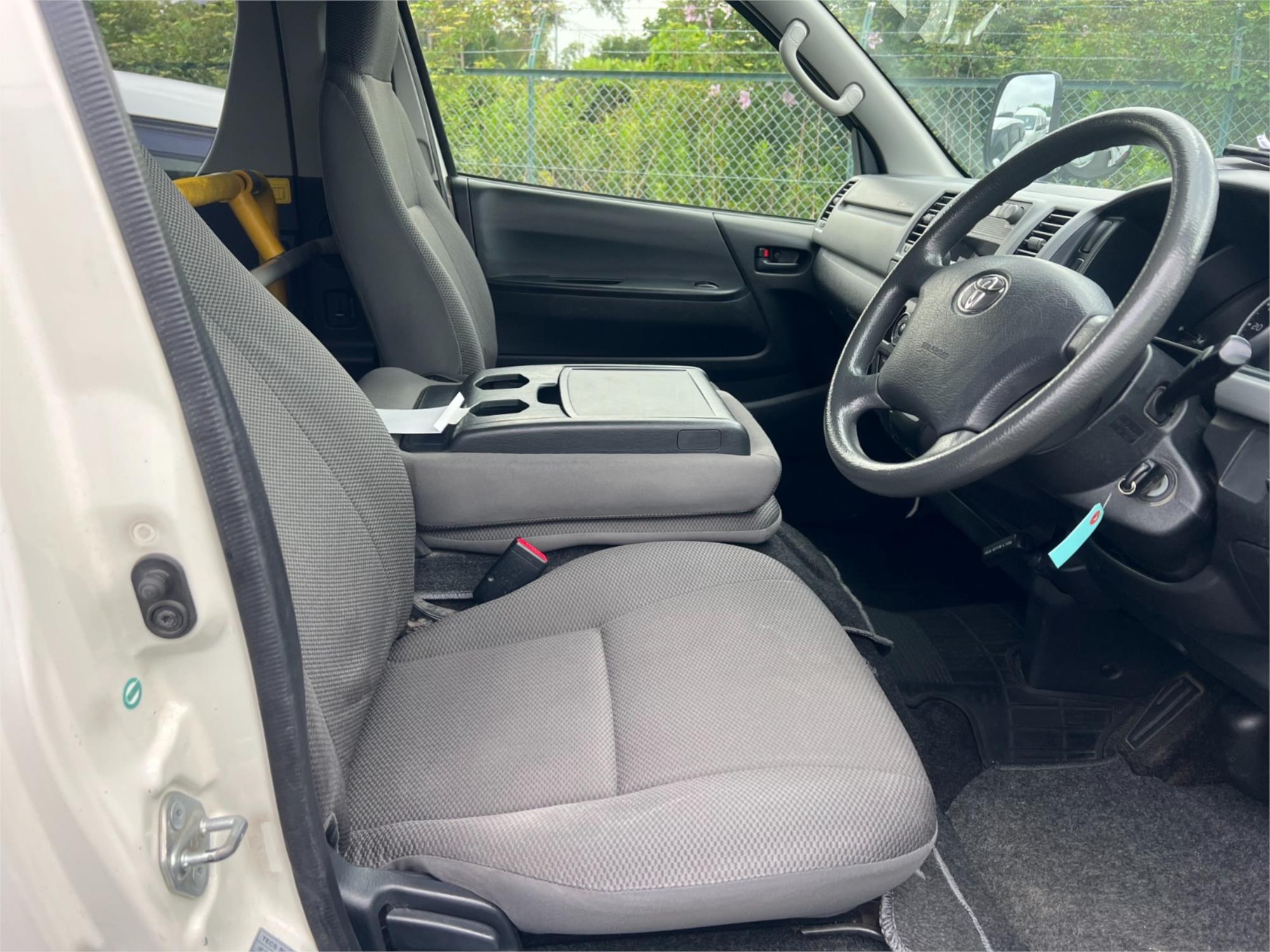 2013 TOYOTA HIACE KDH206R MY13 UPGRADE 4WD HIGH ROOF AUTOMATIC VAN