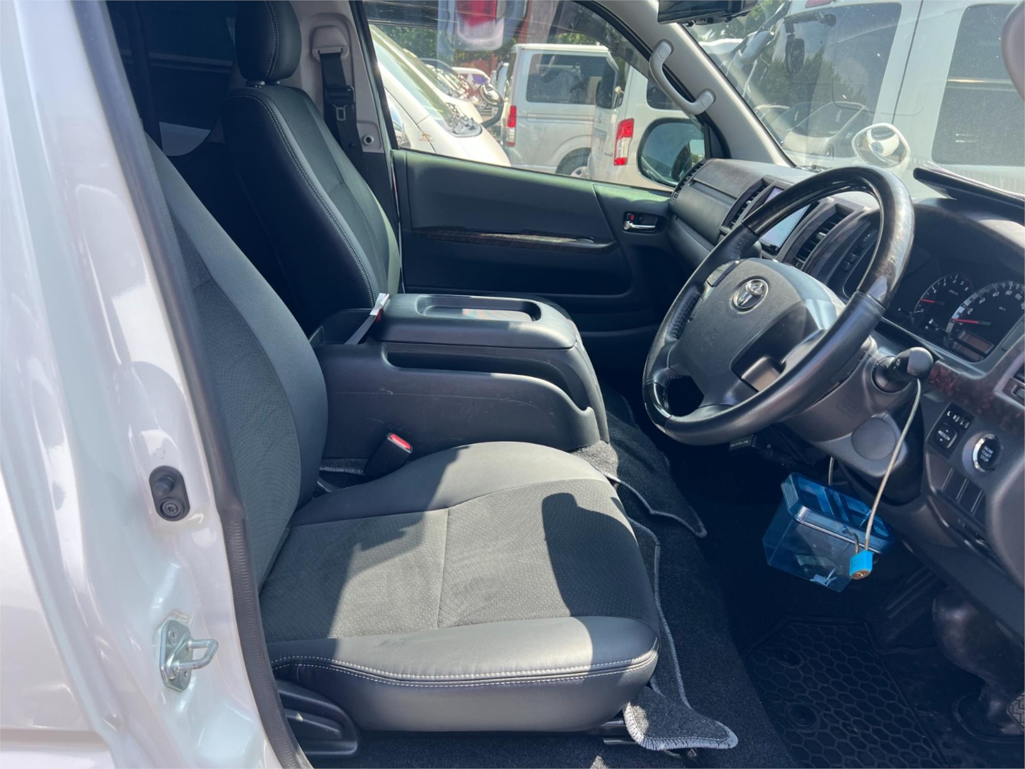 2018 TOYOTA HIACE KDH206R SUPER GL AUTOMATIC VAN