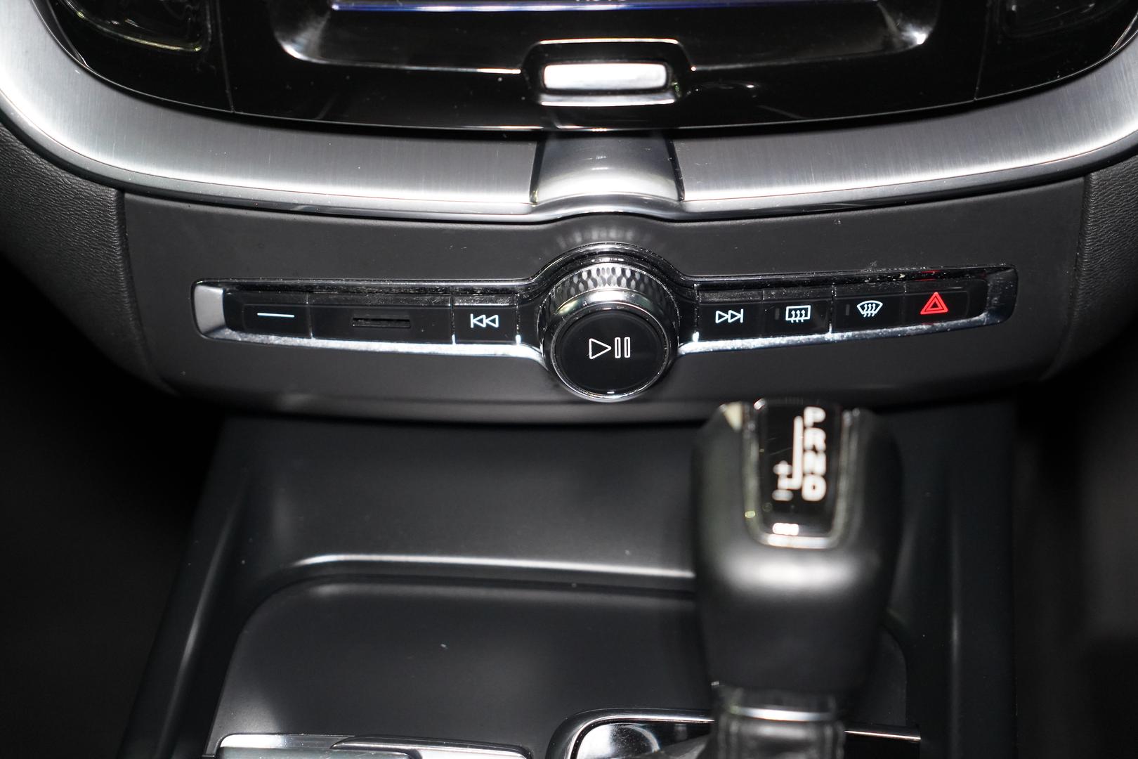2018 VOLVO XC60 246 MY19 D4 MOMENTUM (AWD) 8 SP AUTOMATIC GEARTRONIC 4D WAGON