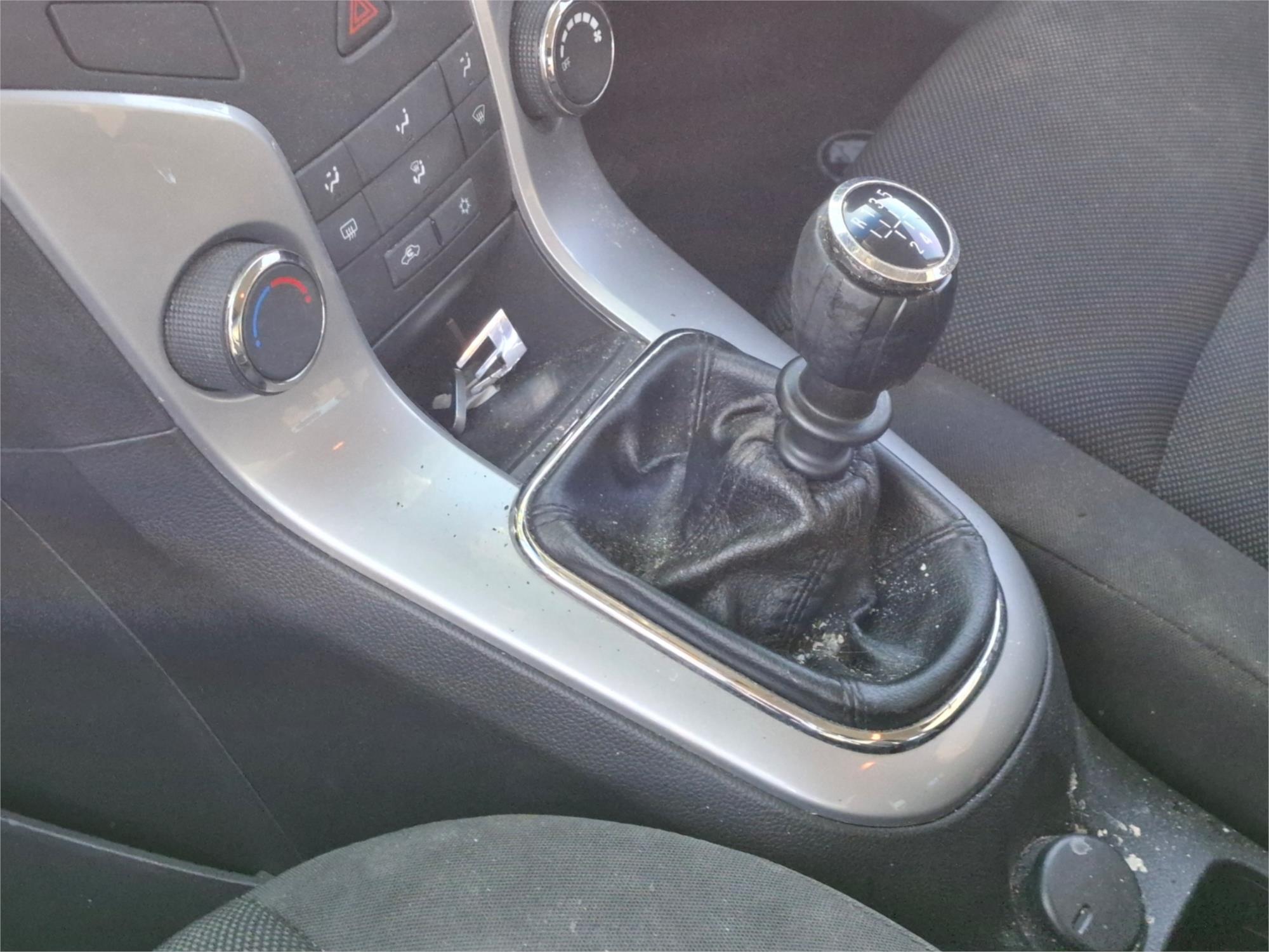 2014 HOLDEN CRUZE JH MY14 EQUIPE 5 SP MANUAL 5D HATCHBACK