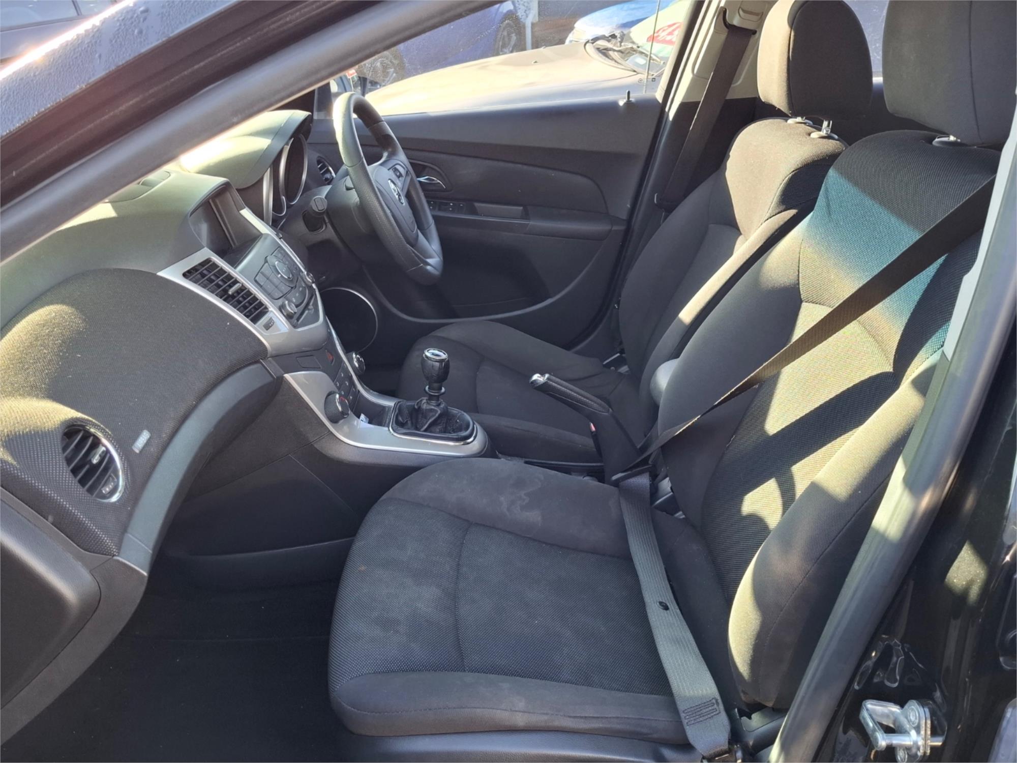 2014 HOLDEN CRUZE JH MY14 EQUIPE 5 SP MANUAL 5D HATCHBACK