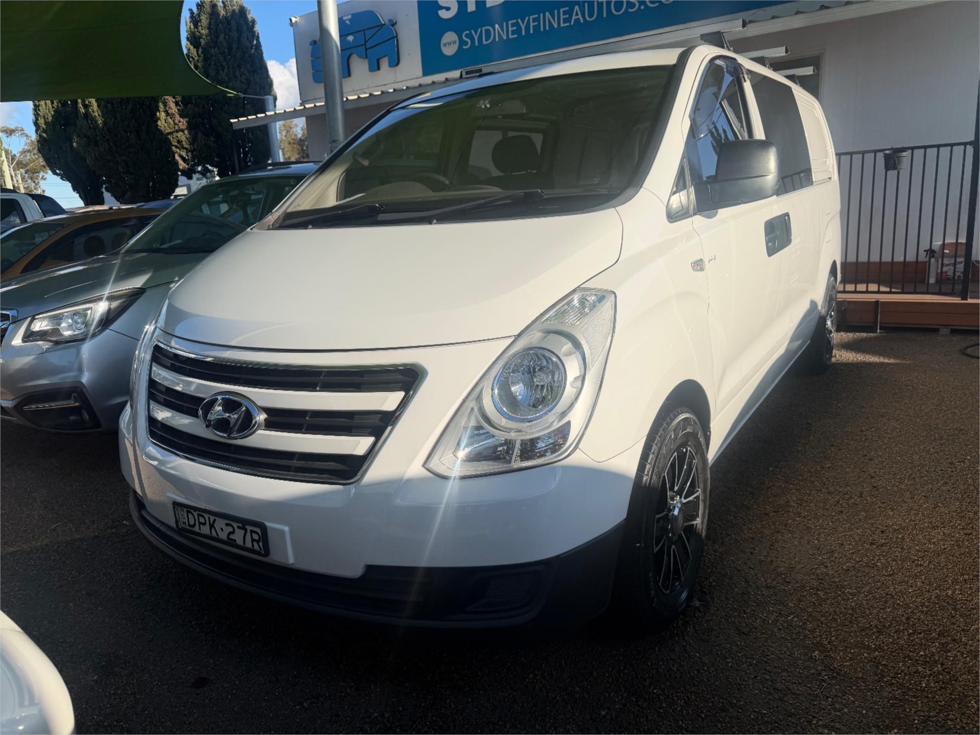 2017 HYUNDAI iLOAD TQ SERIES 2 (TQ3) MY17 3S LIFTBACK 5 SP AUTOMATIC 4D VAN