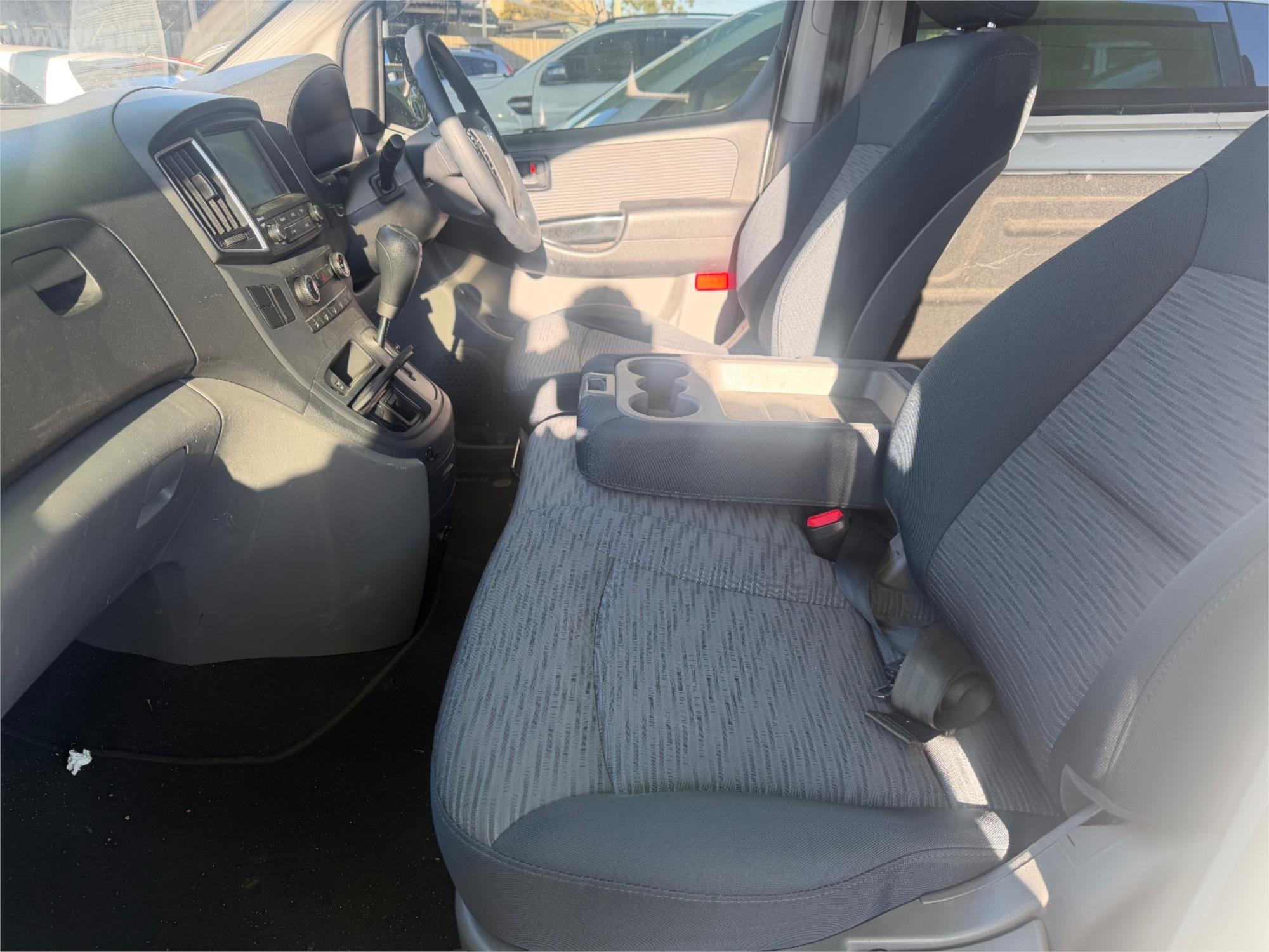 2017 HYUNDAI iLOAD TQ SERIES 2 (TQ3) MY17 3S LIFTBACK 5 SP AUTOMATIC 4D VAN