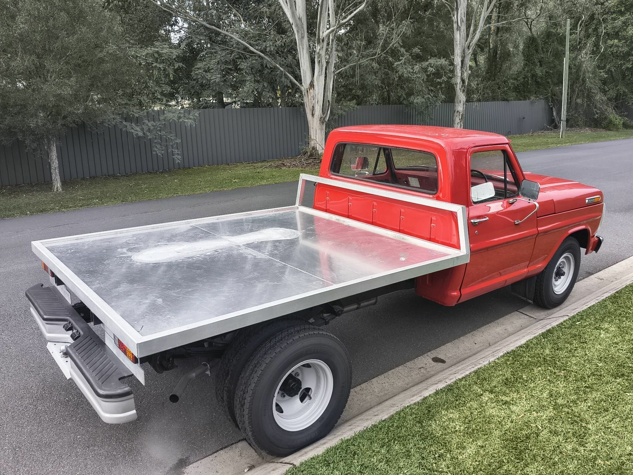 1972 FORD F250 4 SP MANUAL C/CHAS TRAY
