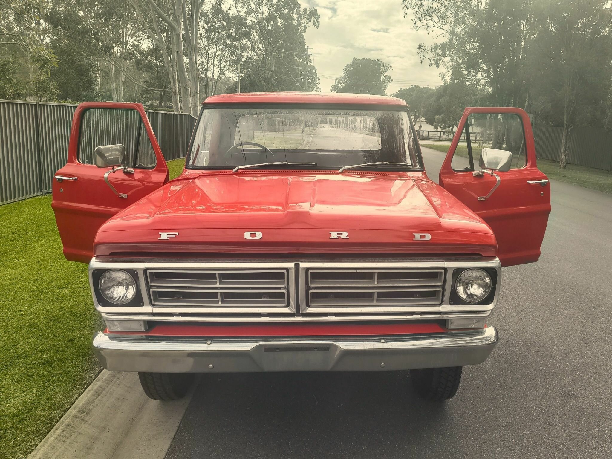 1972 FORD F250 4 SP MANUAL C/CHAS TRAY