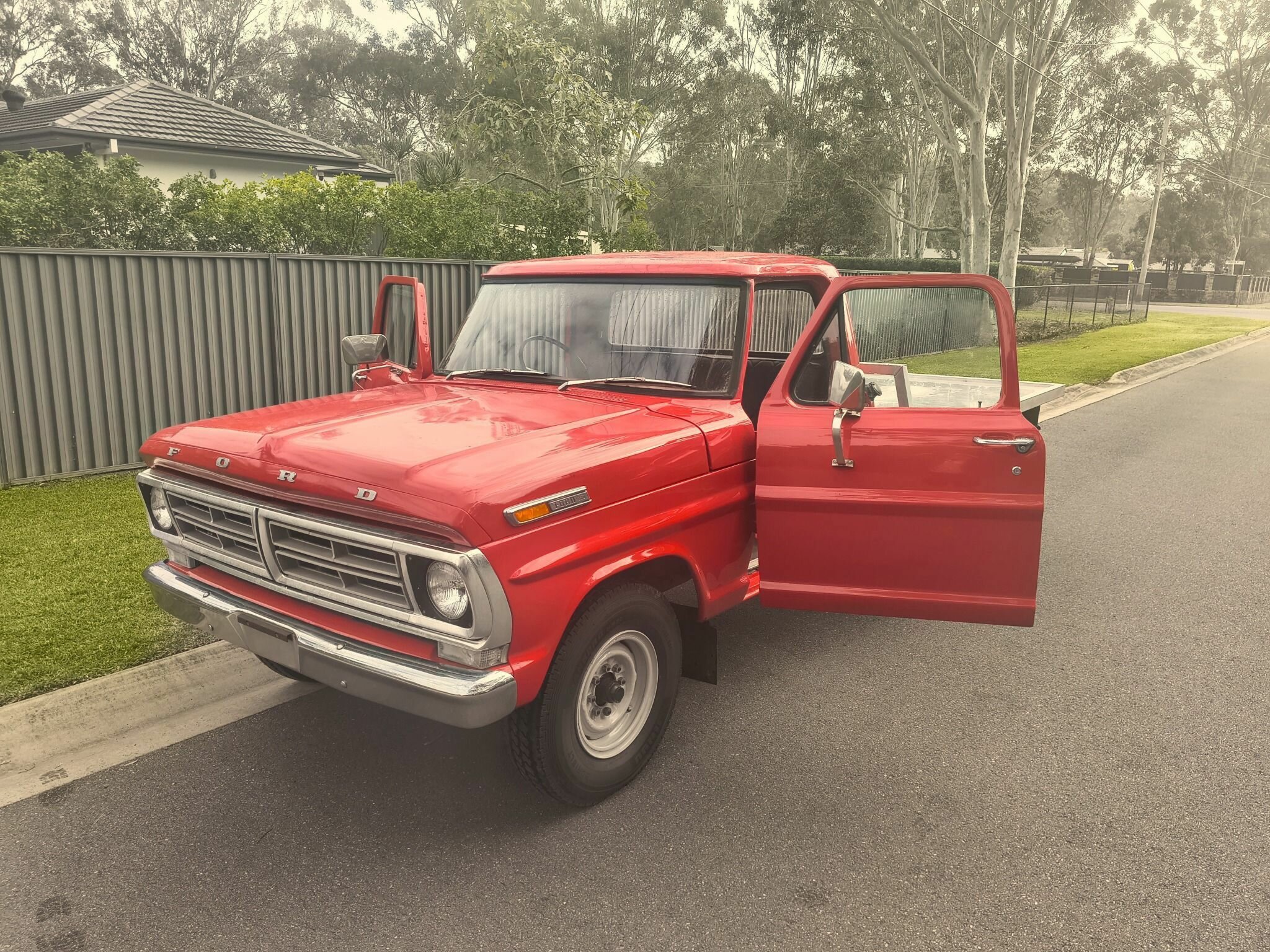 1972 FORD F250 4 SP MANUAL C/CHAS TRAY
