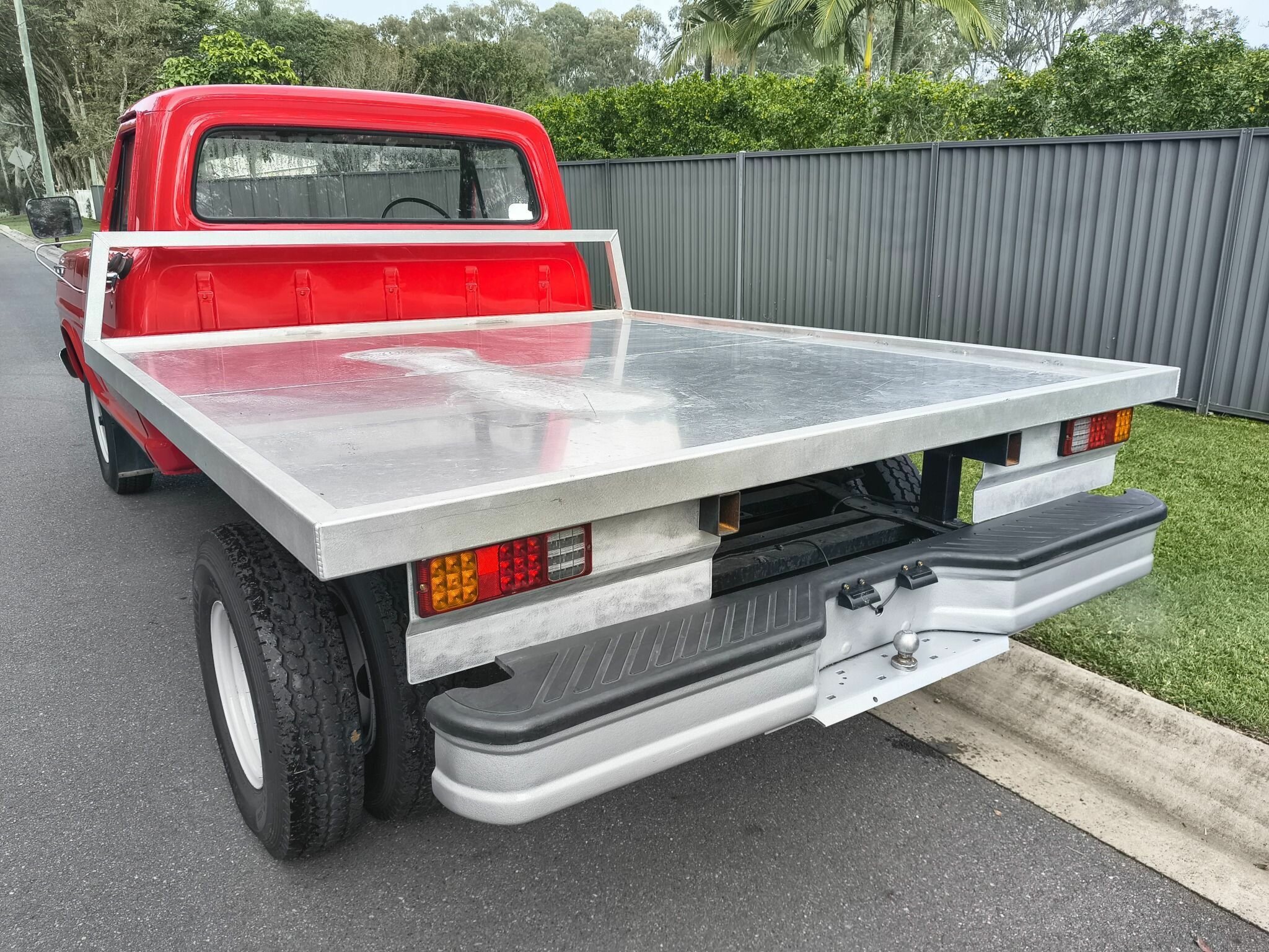 1972 FORD F250 4 SP MANUAL C/CHAS TRAY
