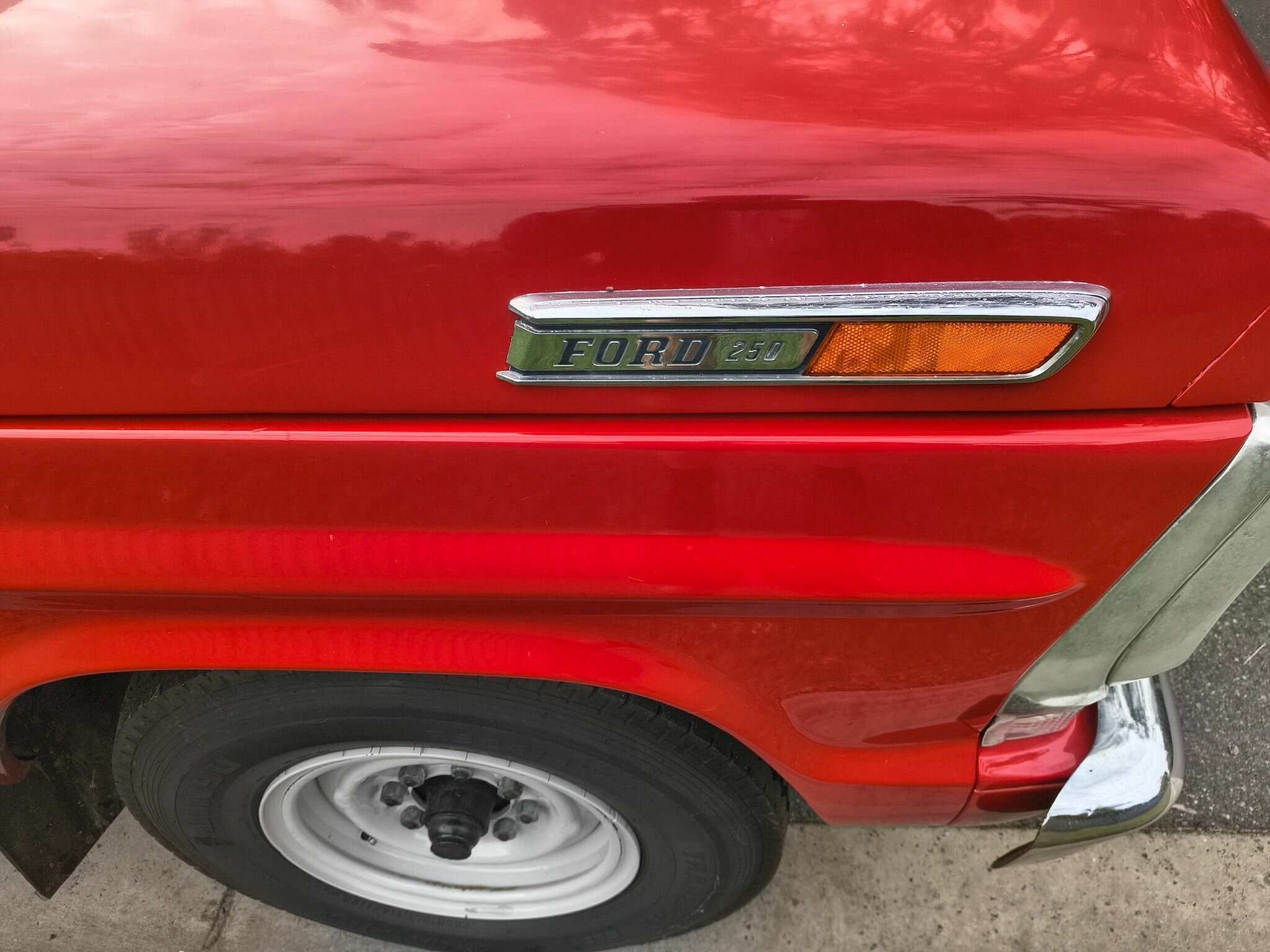 1972 FORD F250 4 SP MANUAL C/CHAS TRAY