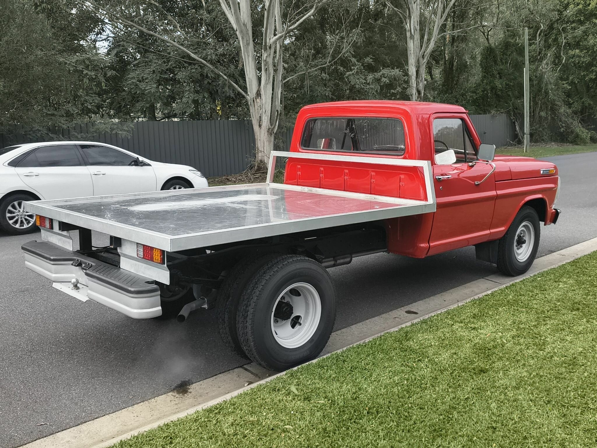 1972 FORD F250 4 SP MANUAL C/CHAS TRAY