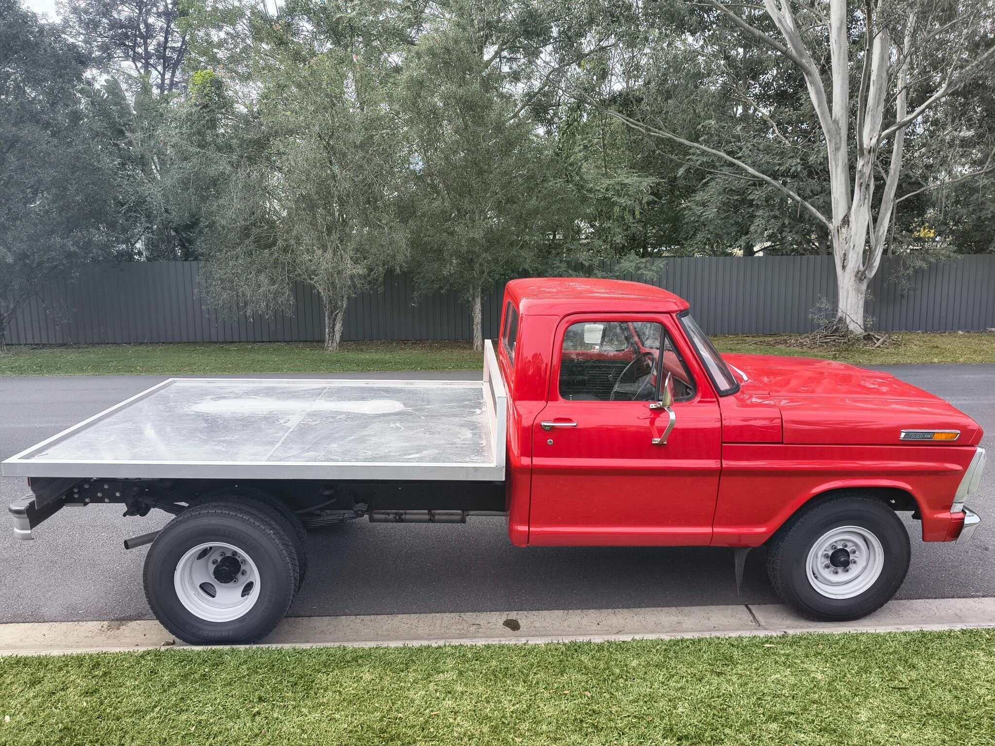 1972 FORD F250 4 SP MANUAL C/CHAS TRAY