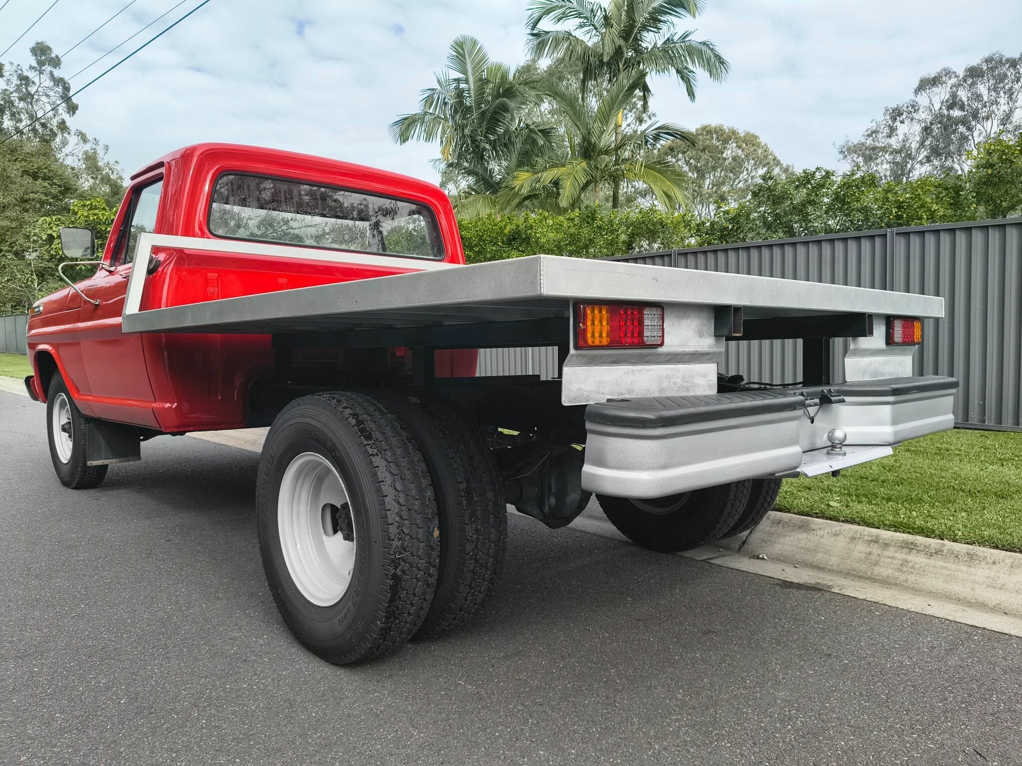 1972 FORD F250 4 SP MANUAL C/CHAS TRAY