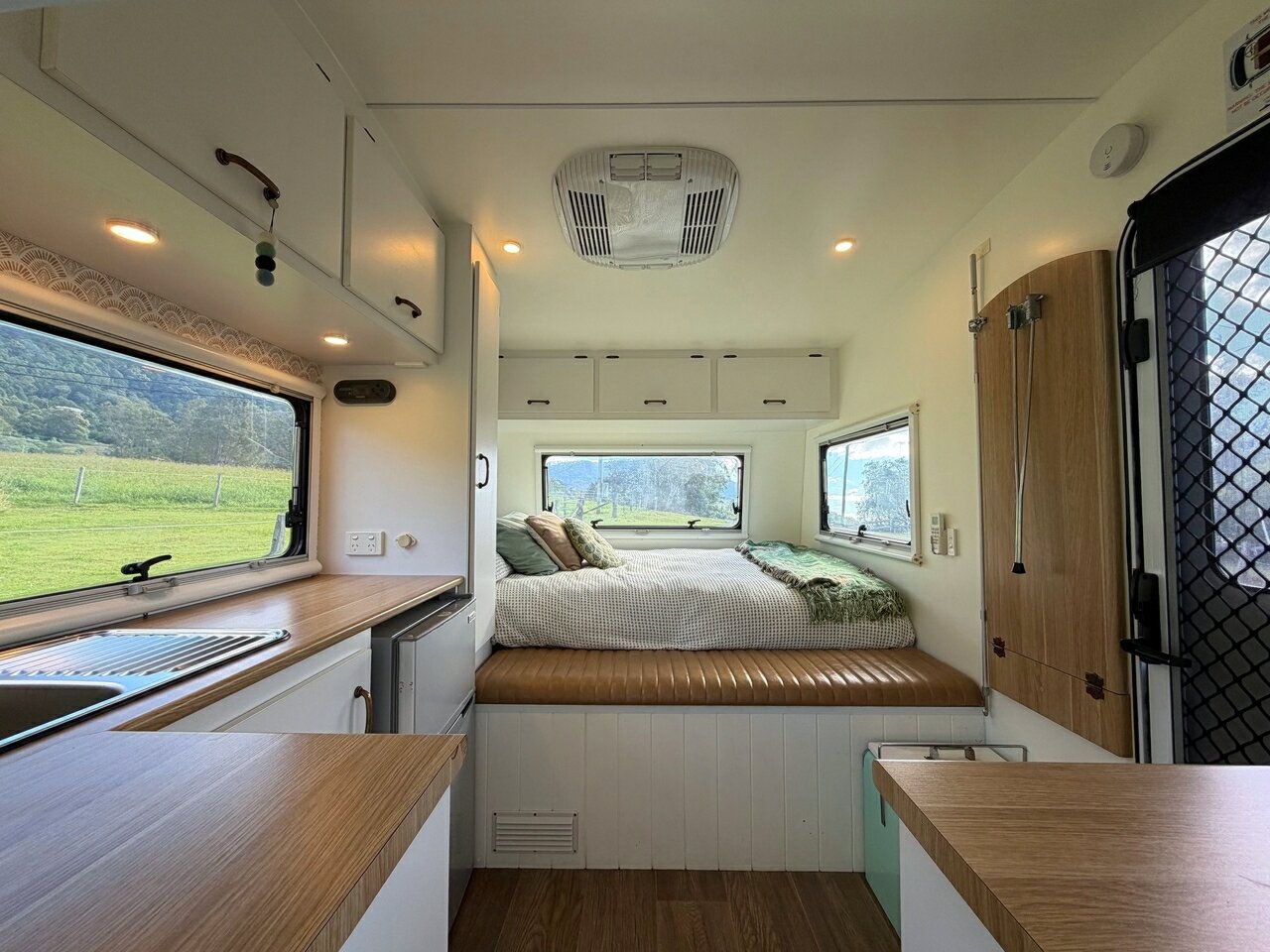 1973 VOLKSWAGEN KOMBI 5 SP MANUAL CAMPER