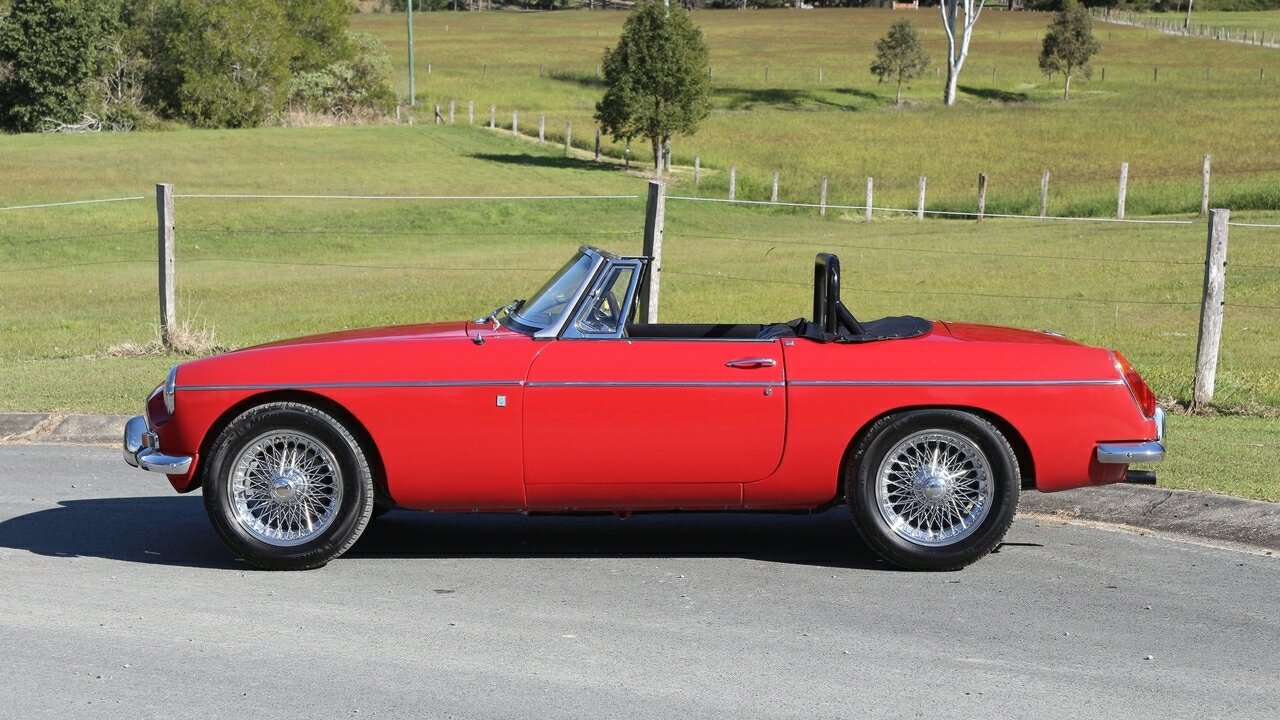 1970 MG MGB 4 SP MAN + OVERDRIVE 2D ROADSTER