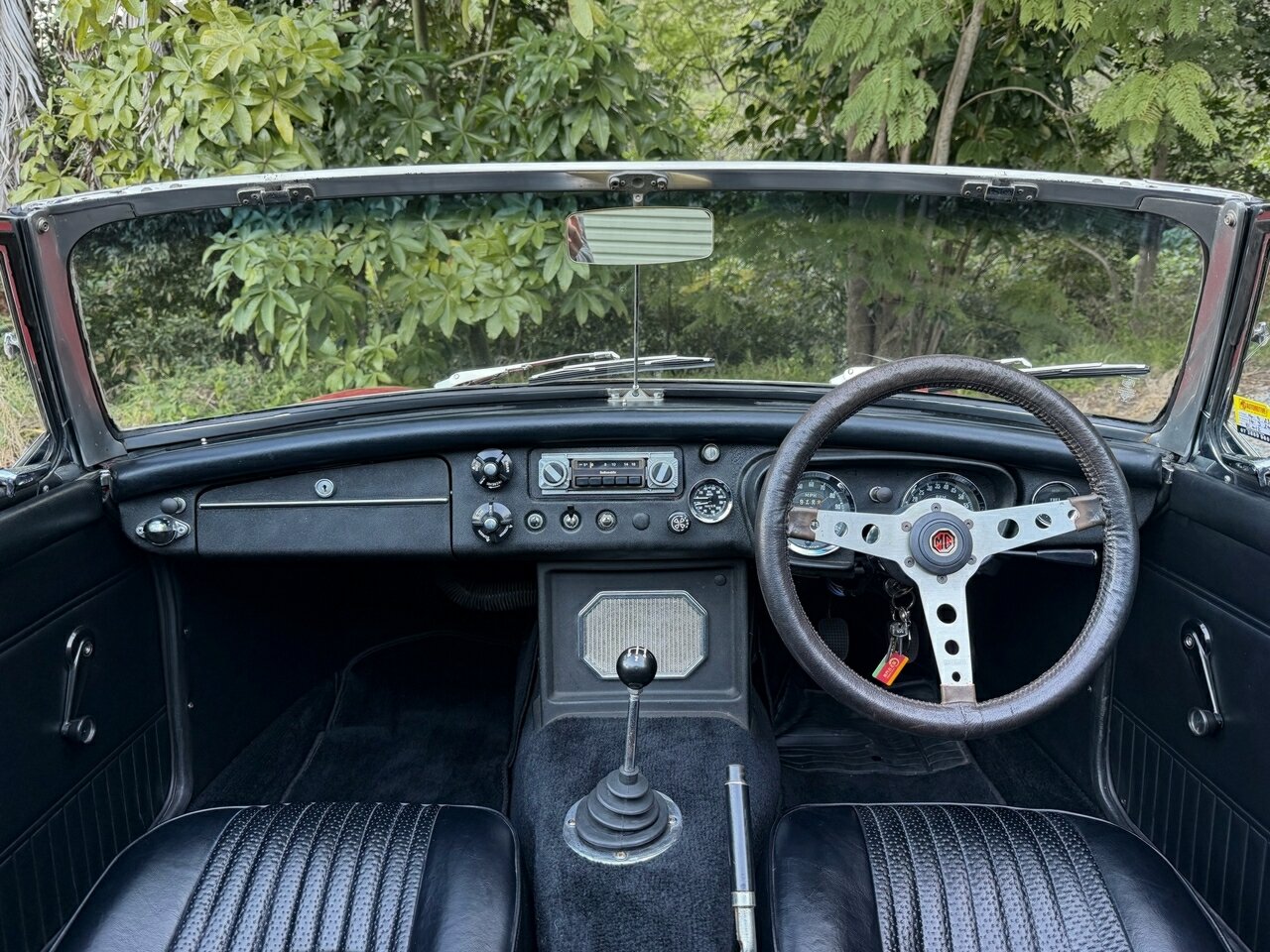 1970 MG MGB 4 SP MAN + OVERDRIVE 2D ROADSTER