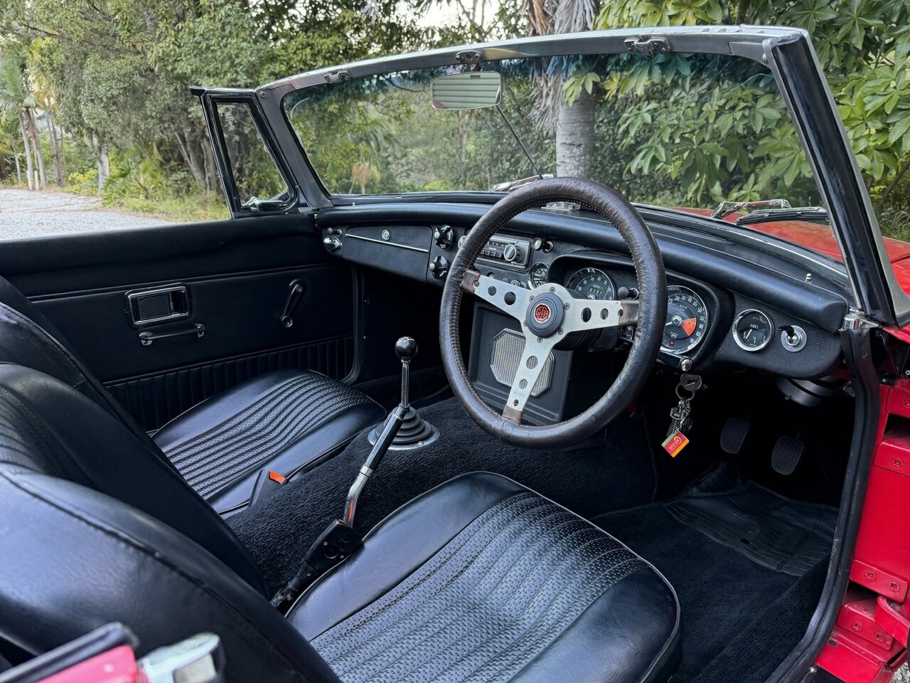 1970 MG MGB 4 SP MAN + OVERDRIVE 2D ROADSTER