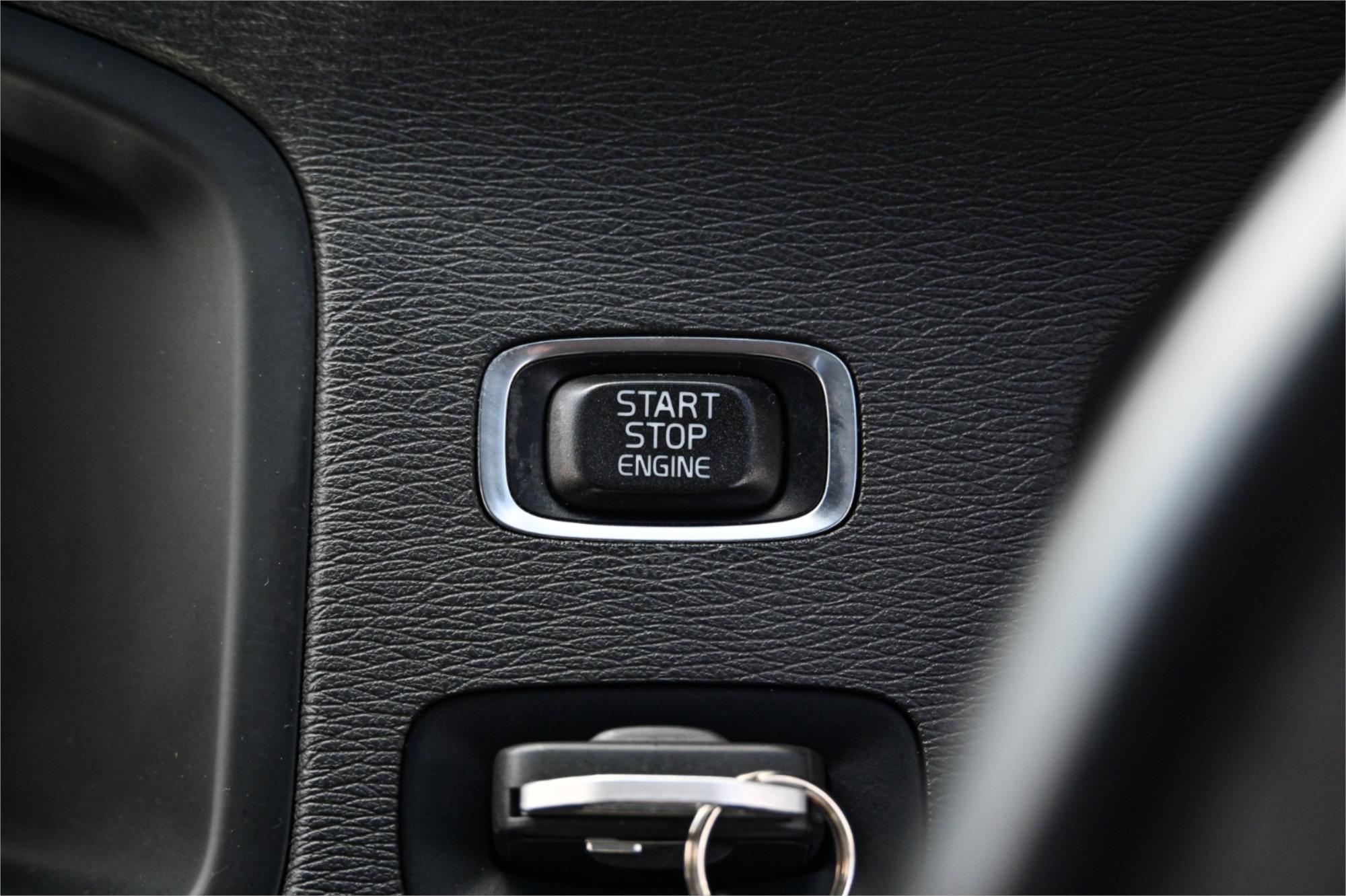 2015 VOLVO V60 F MY15 D4 KINETIC 8 SP AUTOMATIC 4D WAGON