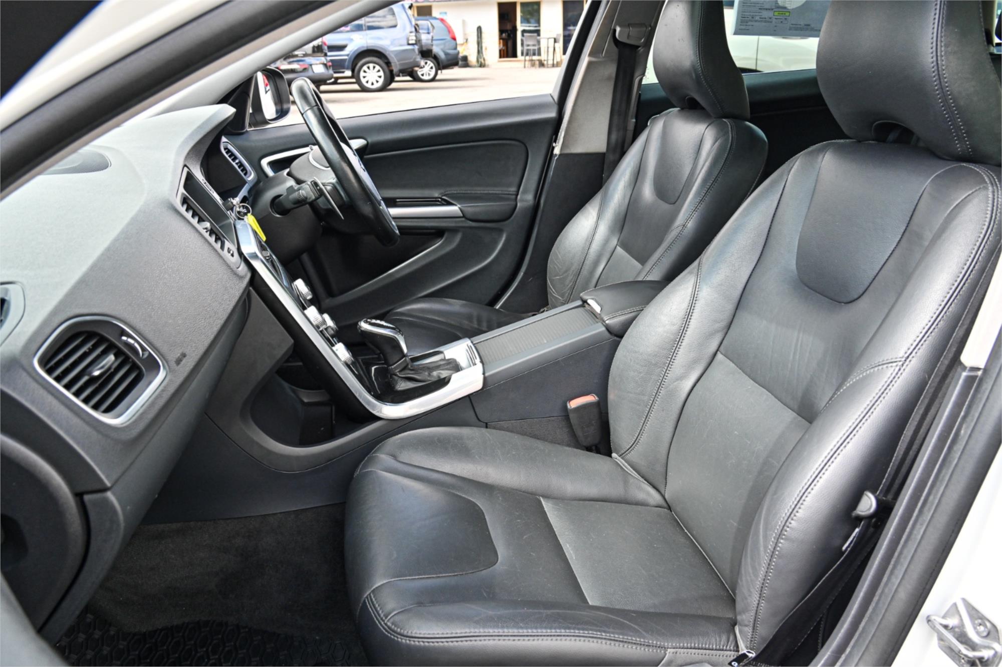 2015 VOLVO V60 F MY15 D4 KINETIC 8 SP AUTOMATIC 4D WAGON