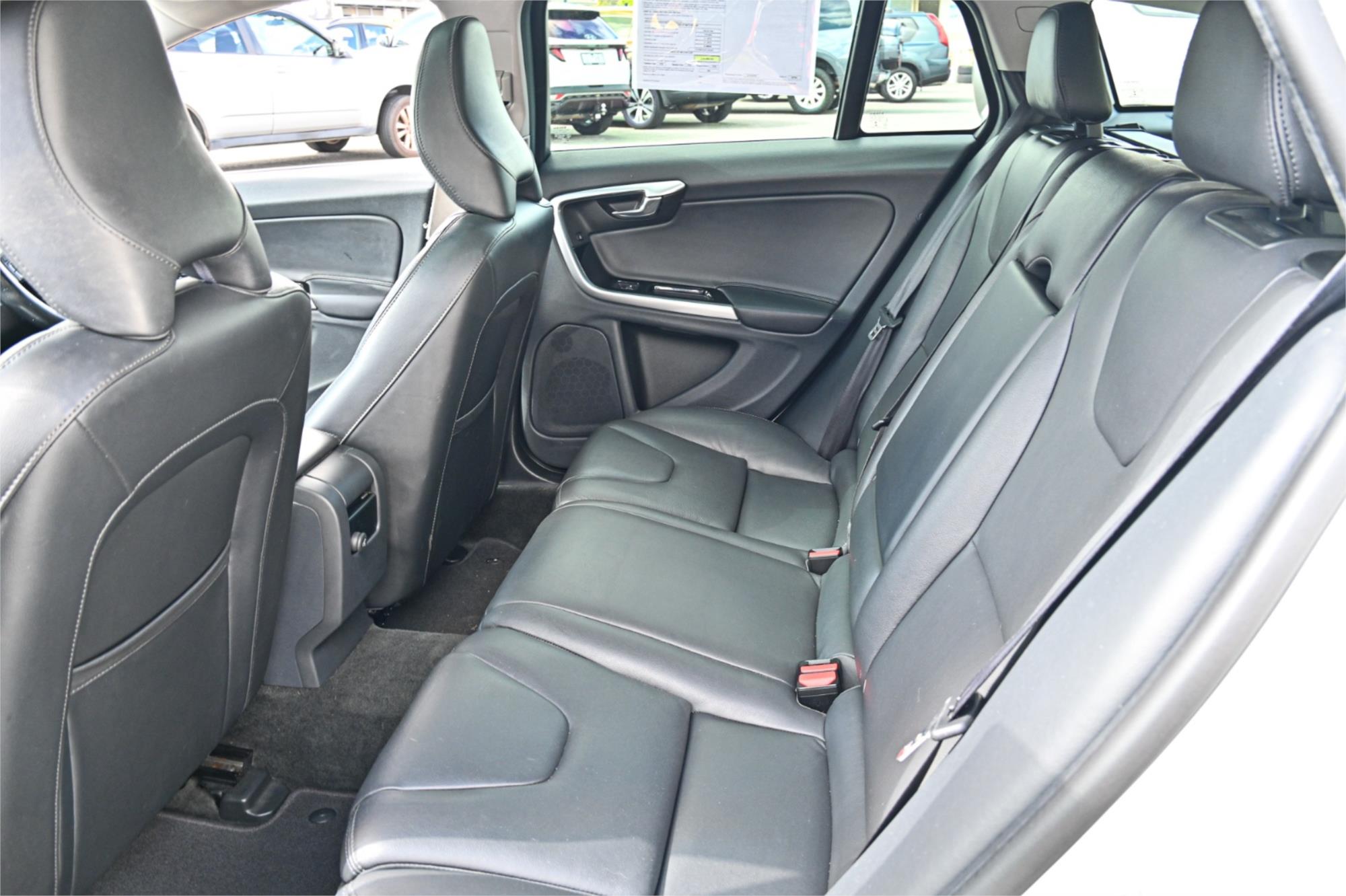 2015 VOLVO V60 F MY15 D4 KINETIC 8 SP AUTOMATIC 4D WAGON