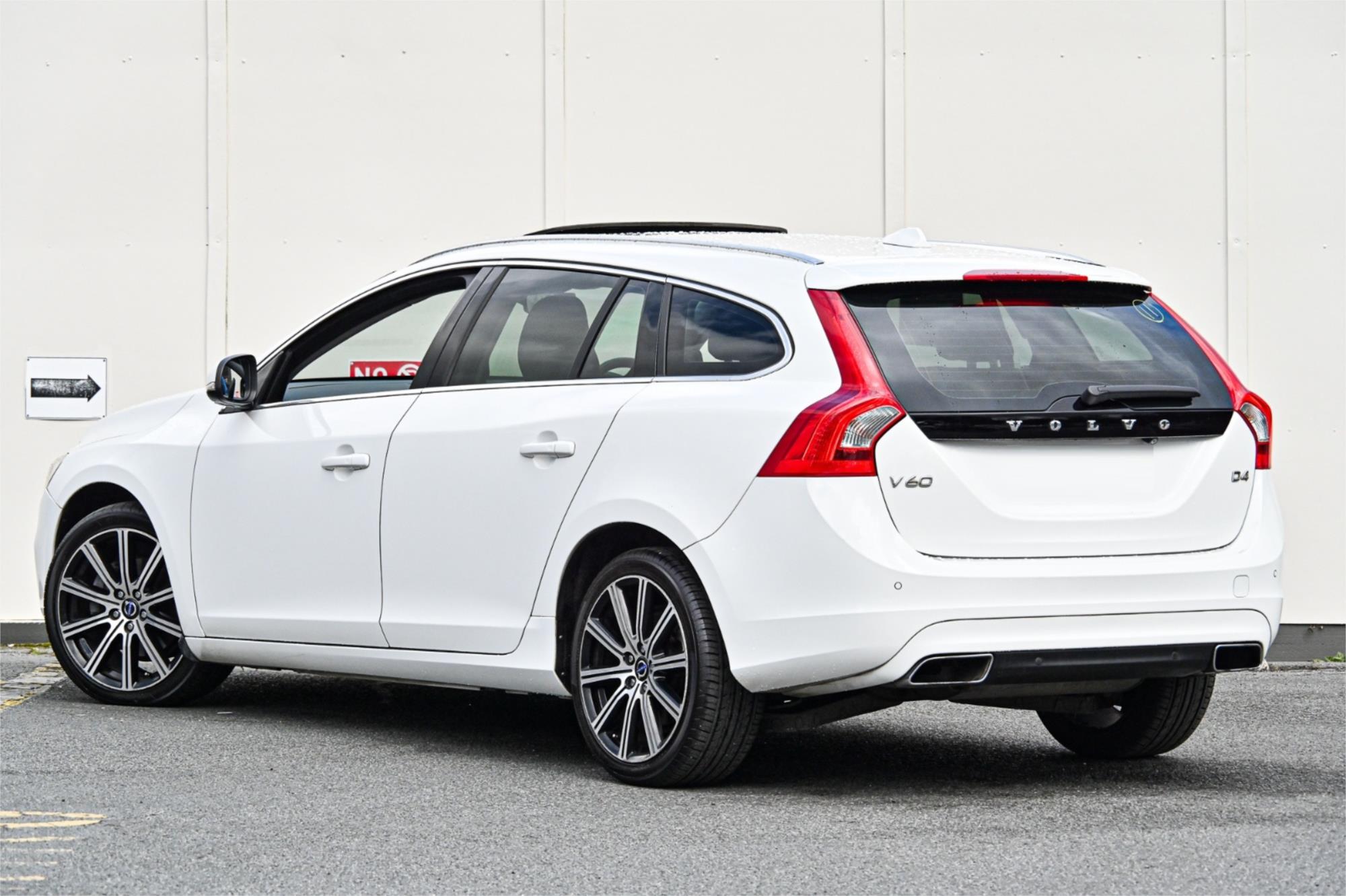 2015 VOLVO V60 F MY15 D4 KINETIC 8 SP AUTOMATIC 4D WAGON