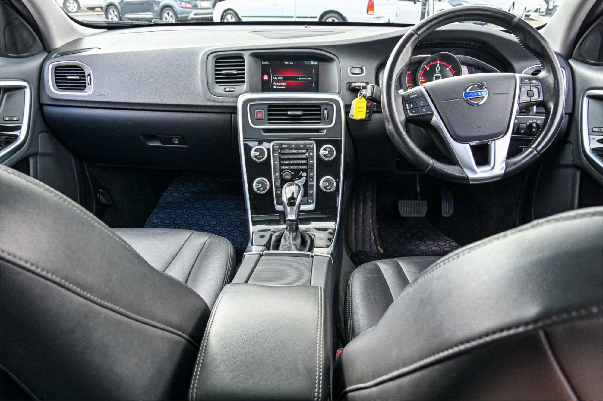 2015 VOLVO V60 F MY15 D4 KINETIC 8 SP AUTOMATIC 4D WAGON