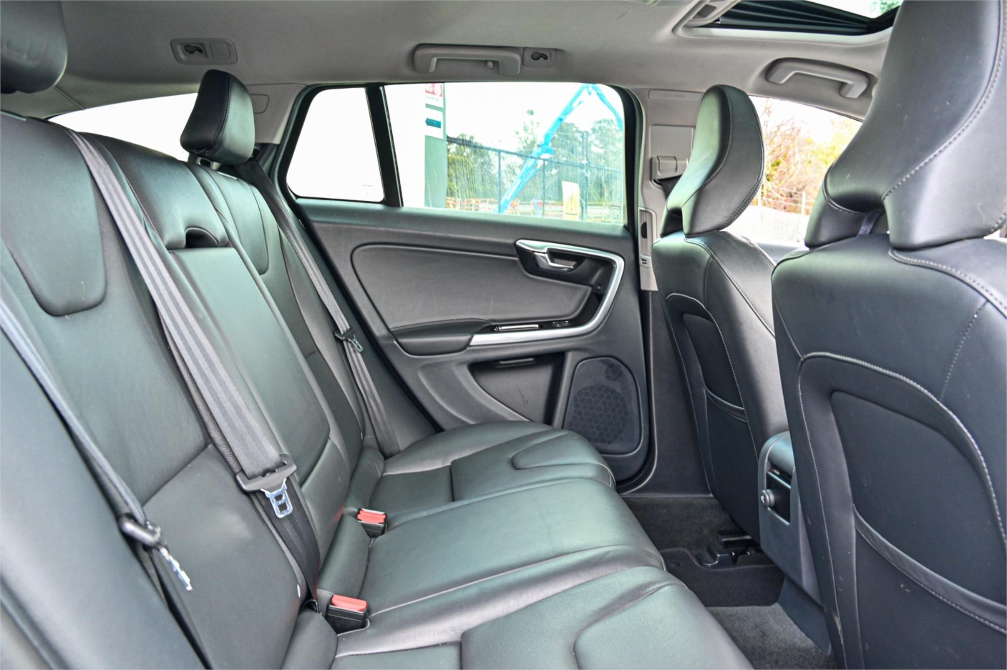 2015 VOLVO V60 F MY15 D4 KINETIC 8 SP AUTOMATIC 4D WAGON