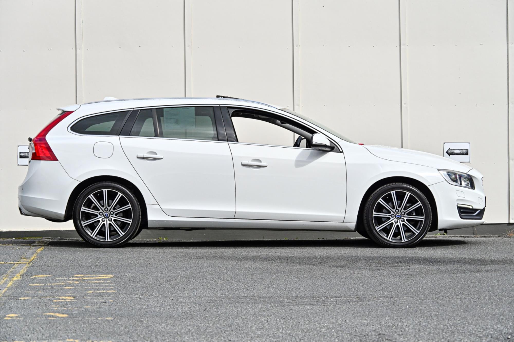 2015 VOLVO V60 F MY15 D4 KINETIC 8 SP AUTOMATIC 4D WAGON