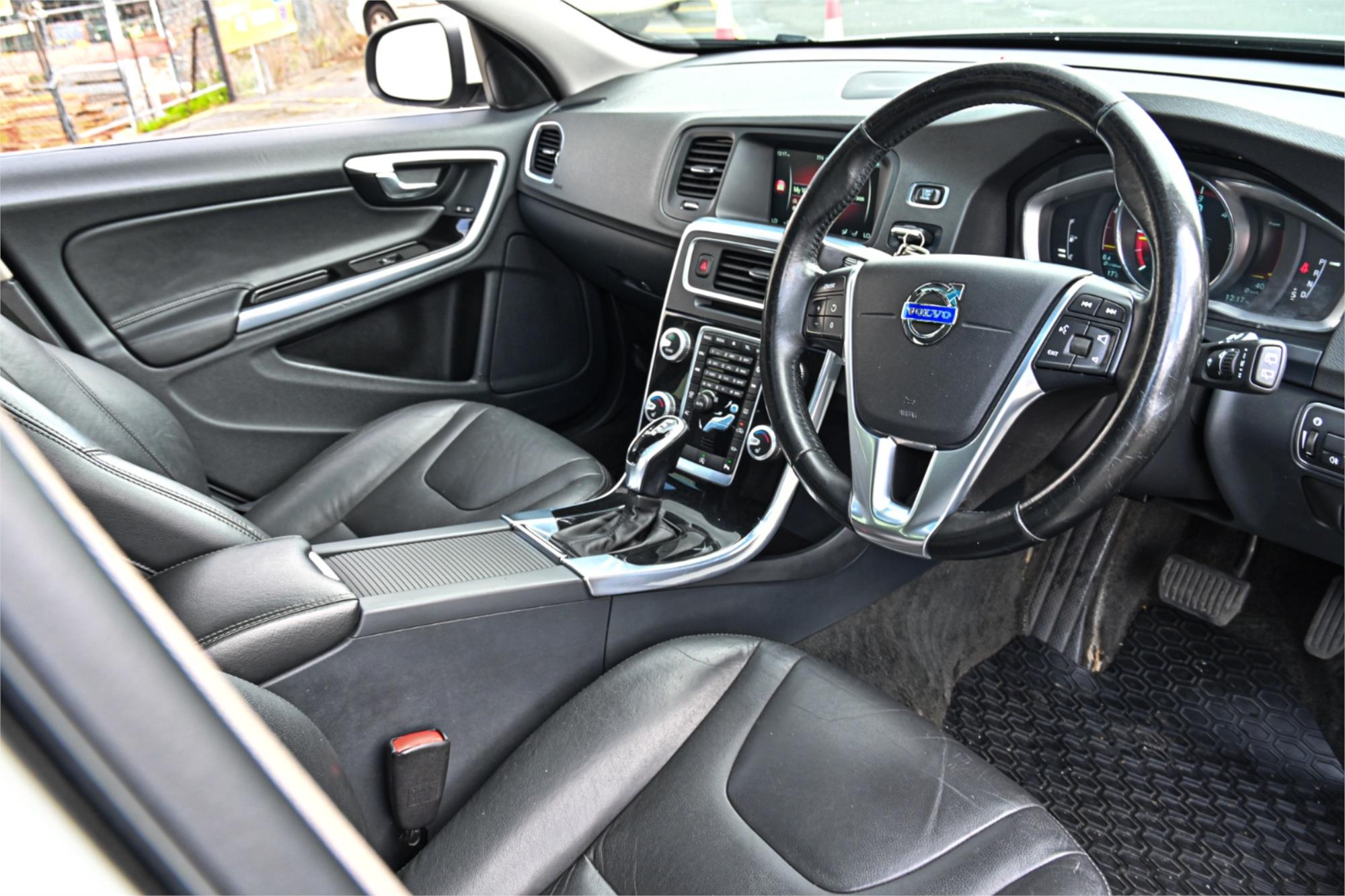 2015 VOLVO V60 F MY15 D4 KINETIC 8 SP AUTOMATIC 4D WAGON