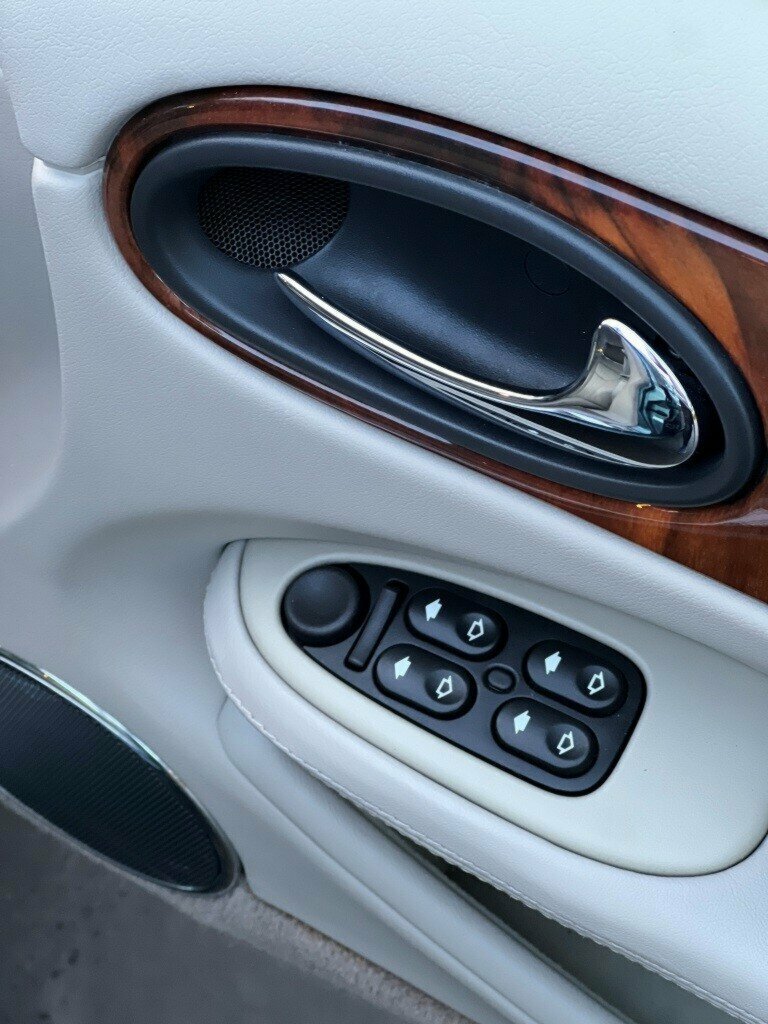 1998 JAGUAR XJ8 3.2 5 SP AUTOMATIC 4D SALOON