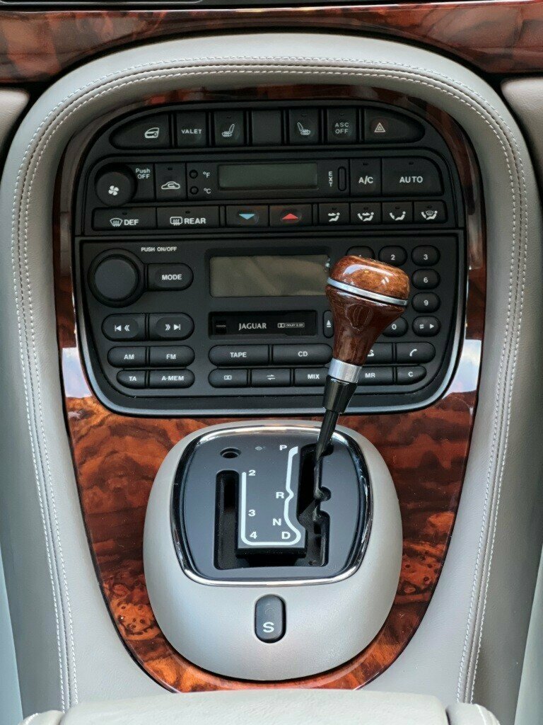 1998 JAGUAR XJ8 3.2 5 SP AUTOMATIC 4D SALOON