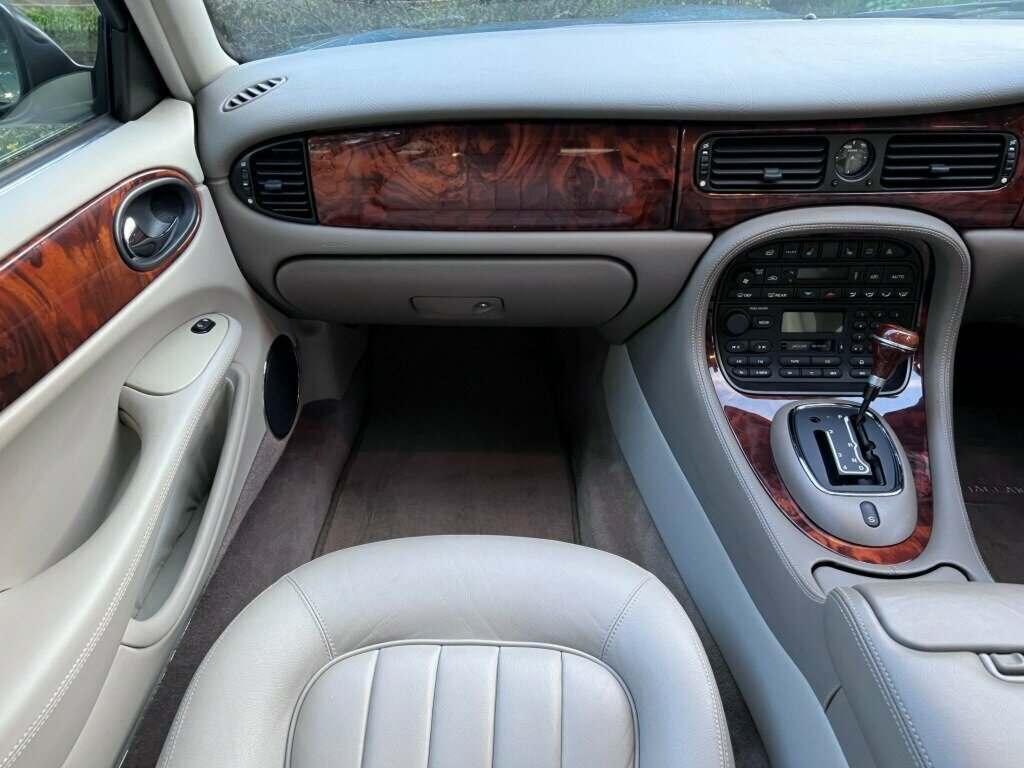 1998 JAGUAR XJ8 3.2 5 SP AUTOMATIC 4D SALOON