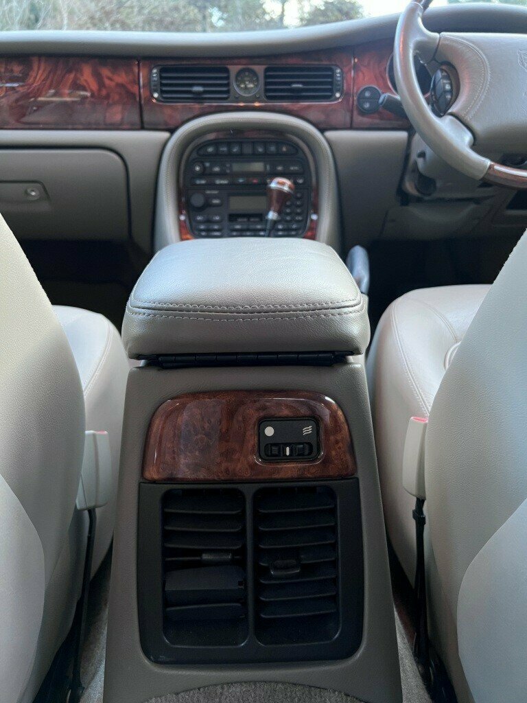 1998 JAGUAR XJ8 3.2 5 SP AUTOMATIC 4D SALOON