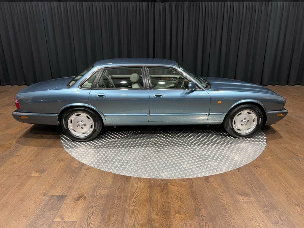 1998 JAGUAR XJ8 3.2 5 SP AUTOMATIC 4D SALOON