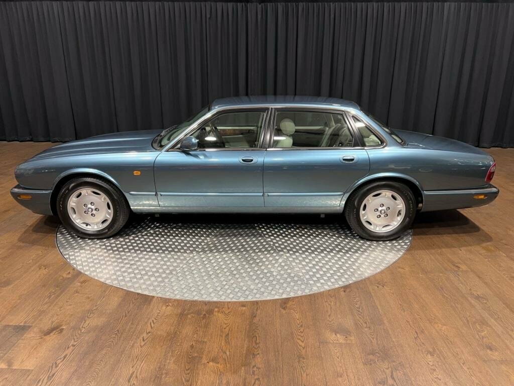 1998 JAGUAR XJ8 3.2 5 SP AUTOMATIC 4D SALOON