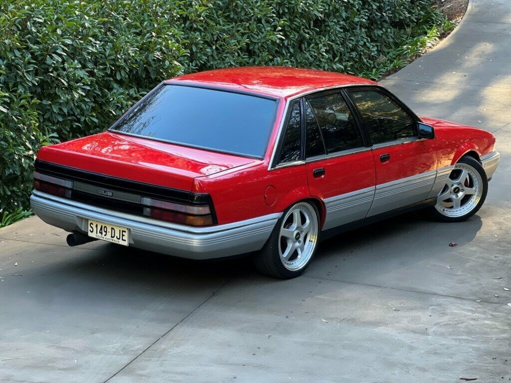 1986 HOLDEN COMMODORE VL SL 5 SP MANUAL 4D SEDAN