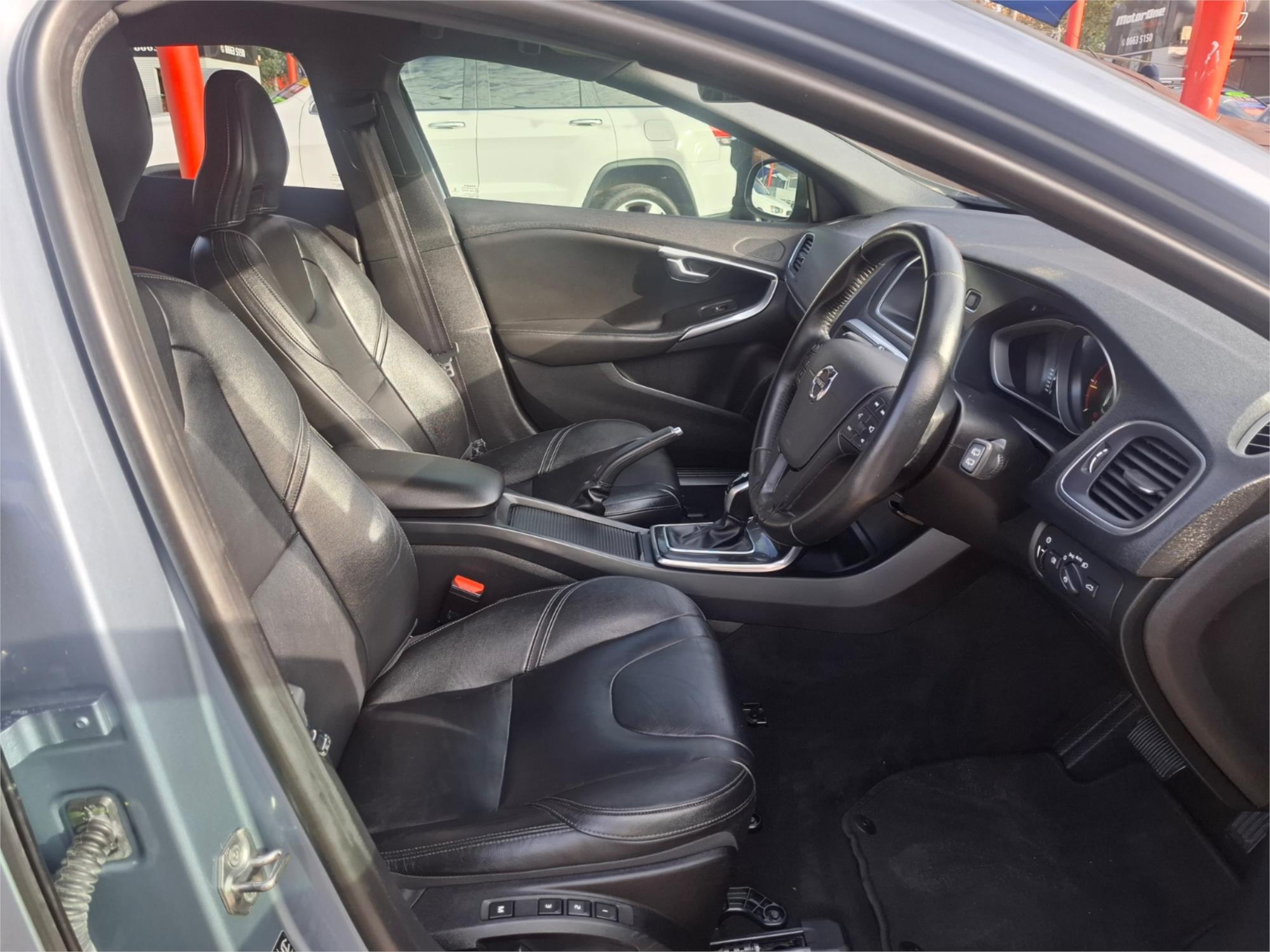 2016 VOLVO V40 M MY16 D2 KINETIC 6 SP AUTOMATIC 5D HATCHBACK