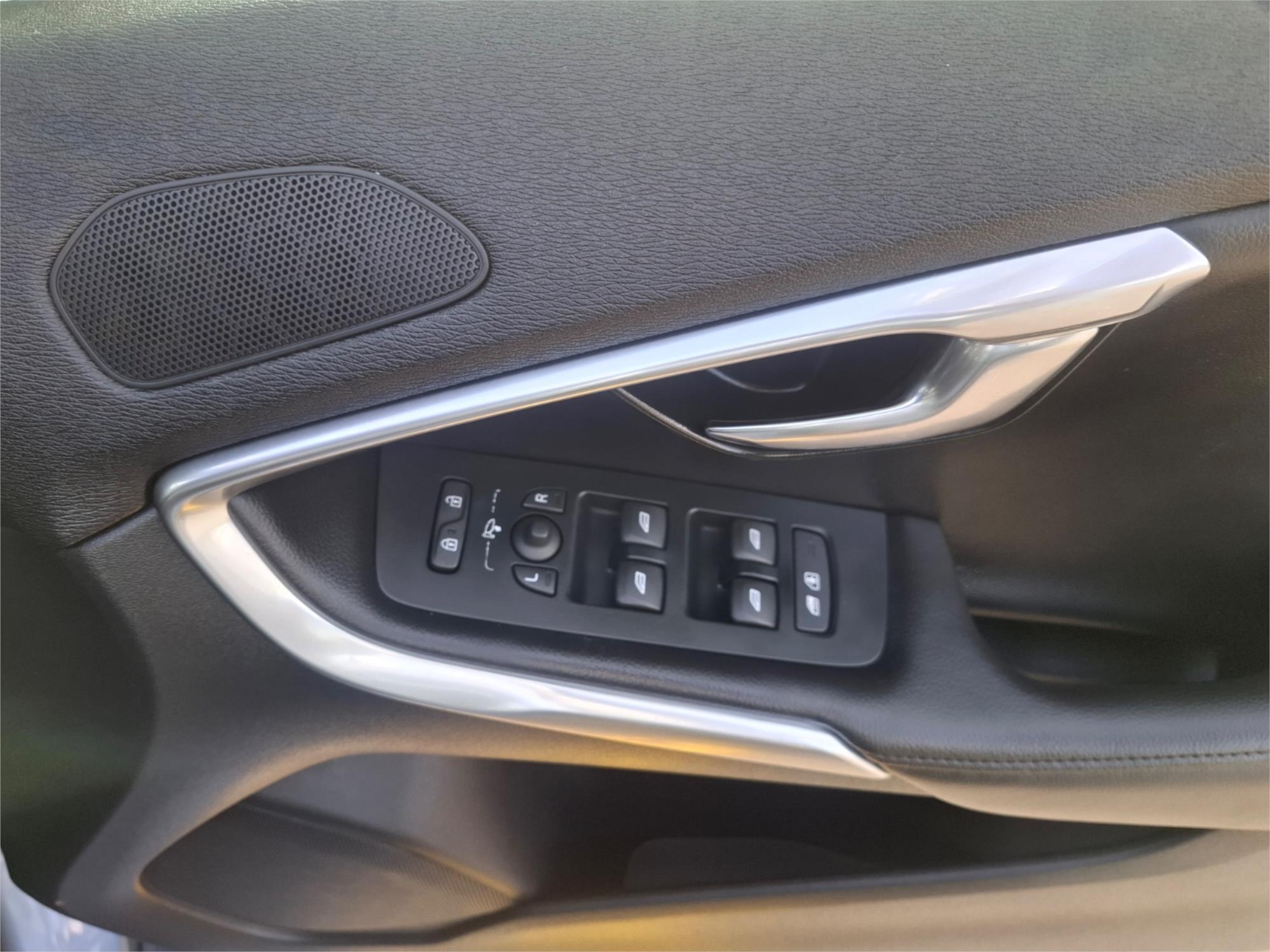 2016 VOLVO V40 M MY16 D2 KINETIC 6 SP AUTOMATIC 5D HATCHBACK