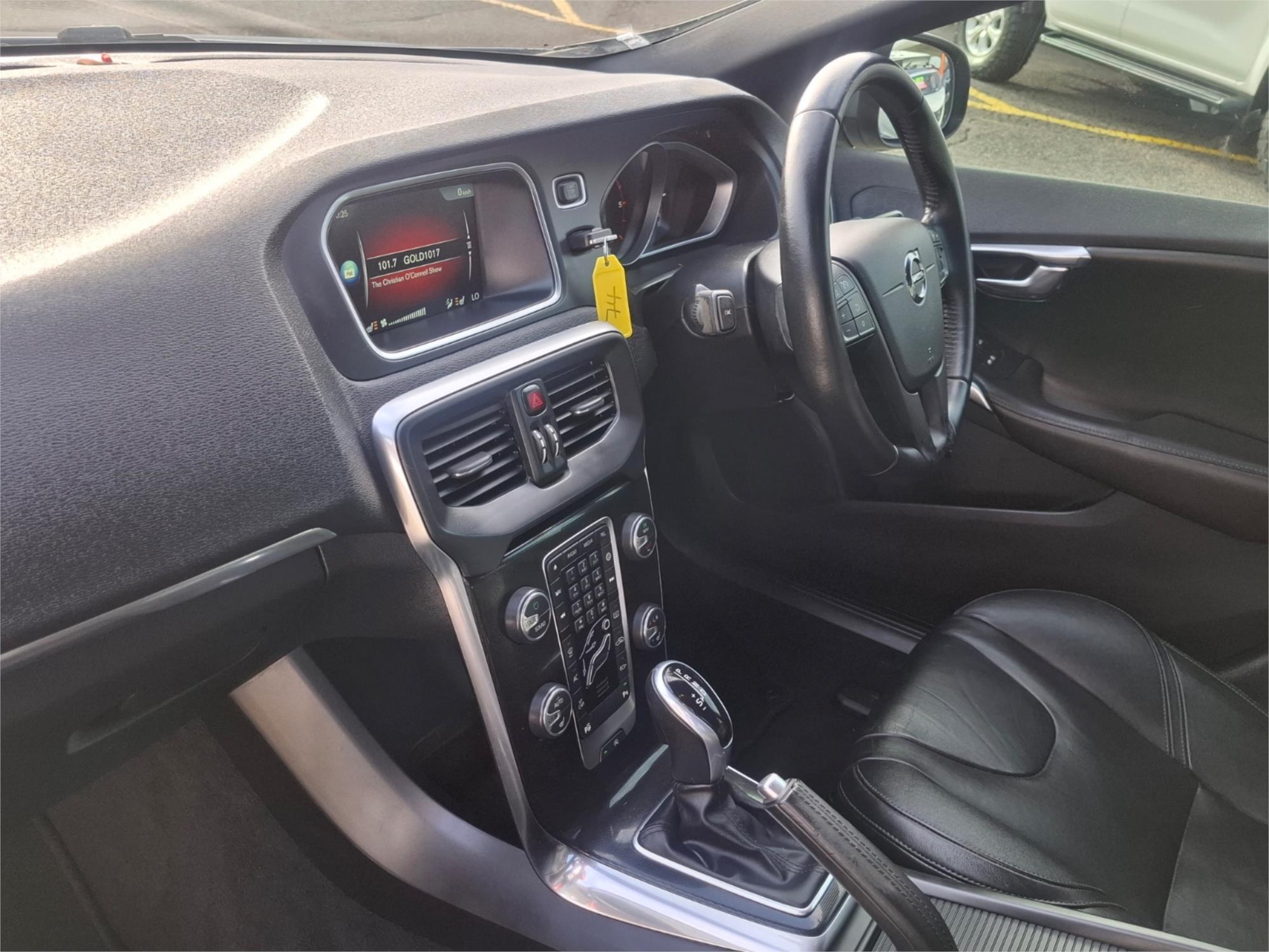 2016 VOLVO V40 M MY16 D2 KINETIC 6 SP AUTOMATIC 5D HATCHBACK