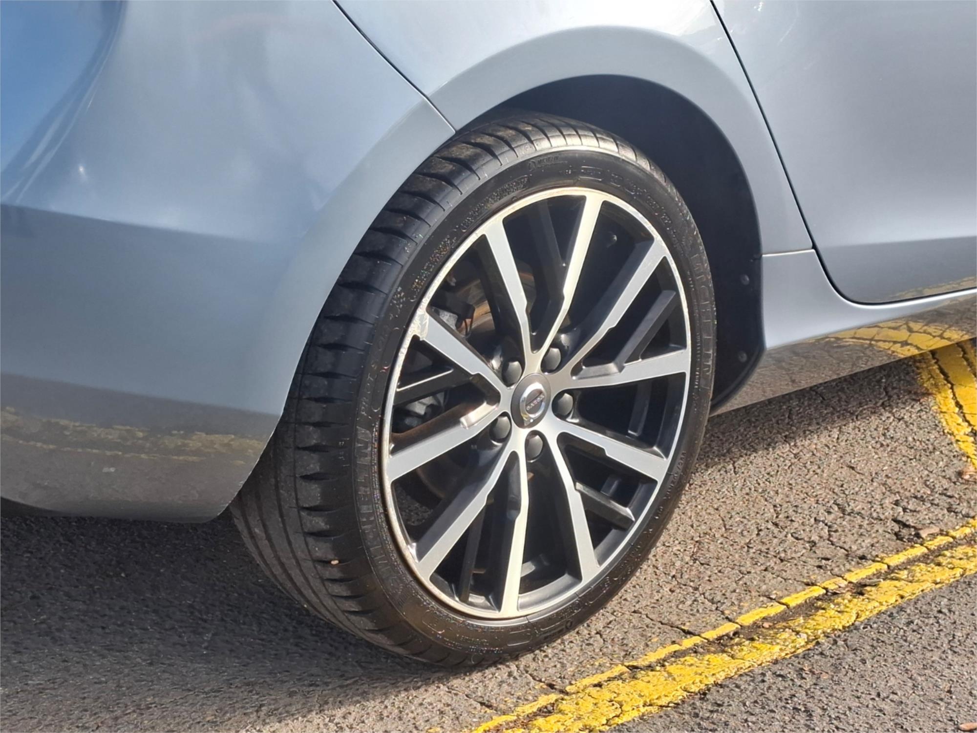 2016 VOLVO V40 M MY16 D2 KINETIC 6 SP AUTOMATIC 5D HATCHBACK