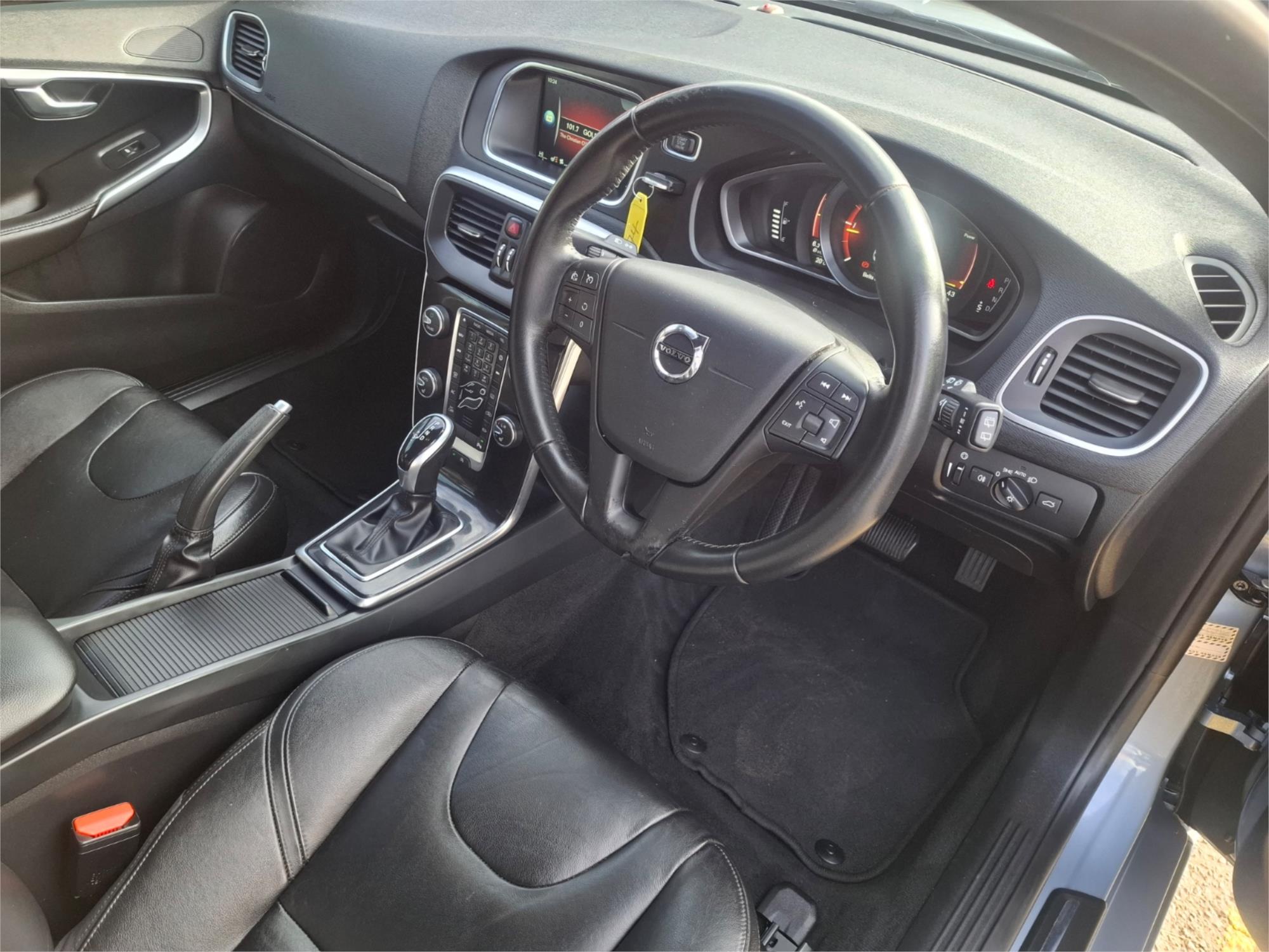 2016 VOLVO V40 M MY16 D2 KINETIC 6 SP AUTOMATIC 5D HATCHBACK