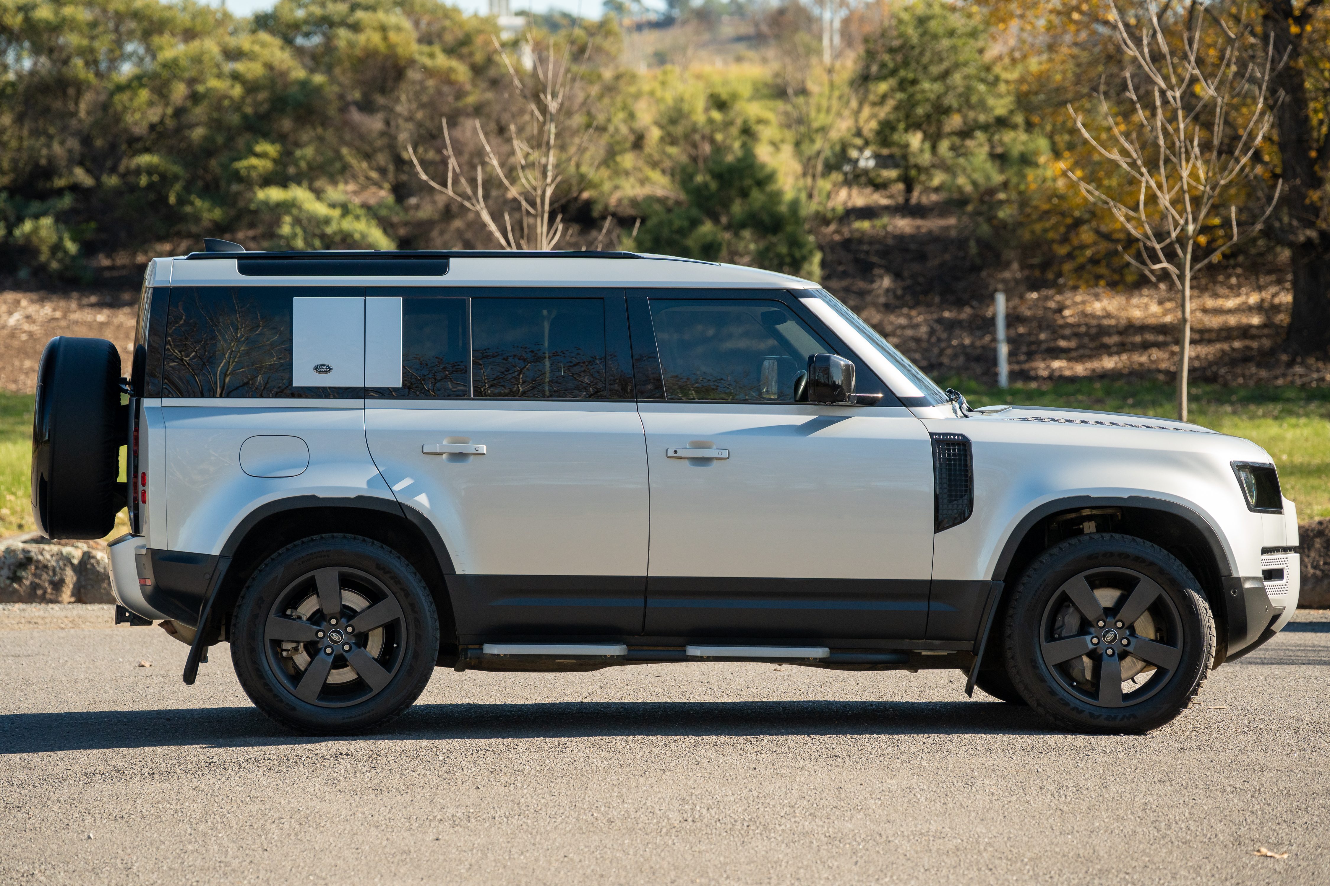 12/2021 LAND ROVER DEFENDER L663 MY21 110 P400 SE (294kW) 8 SP AUTOMATIC 4D WAGON