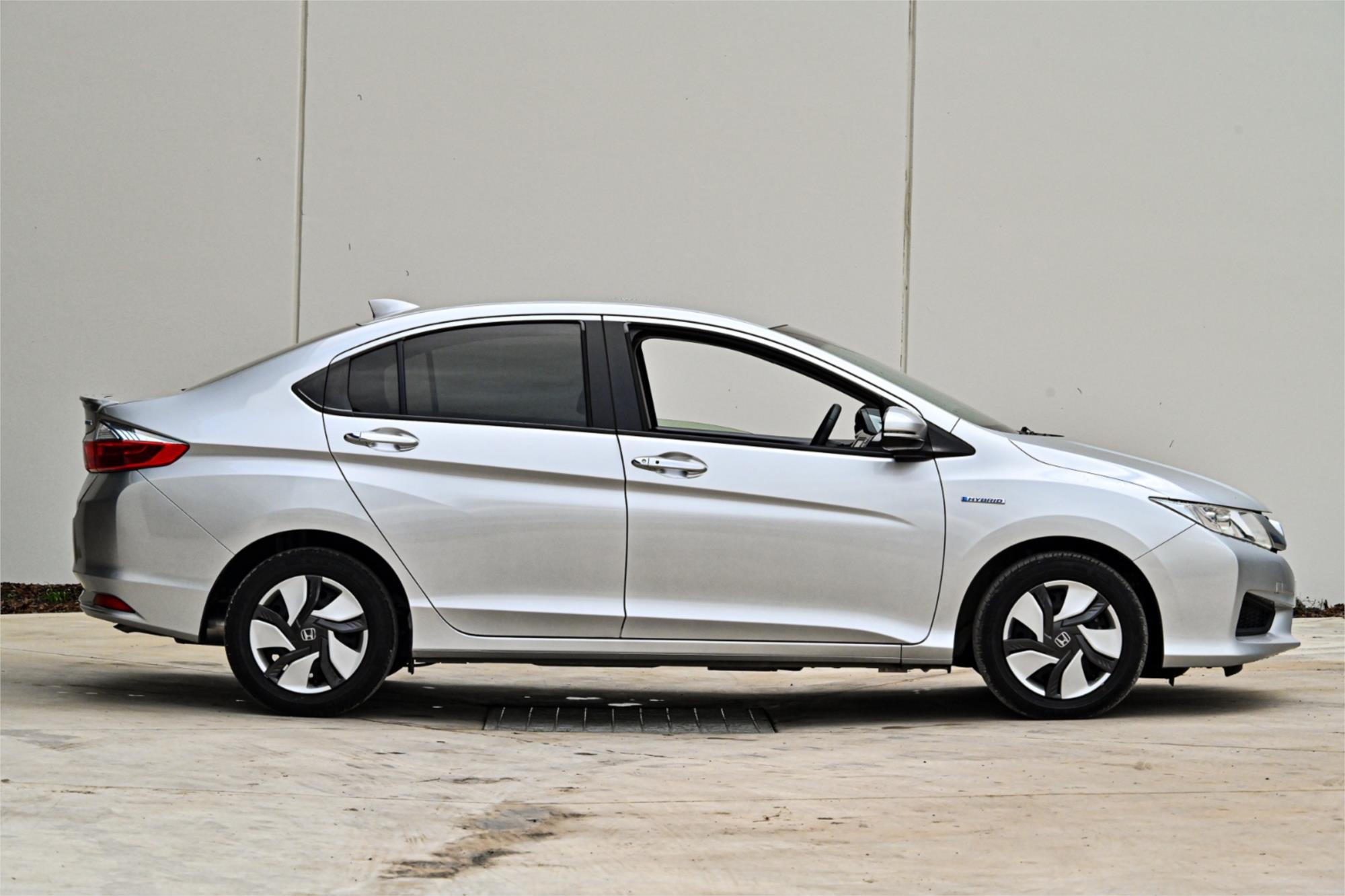 2016 HONDA GRACE AUTOMATIC SEDAN