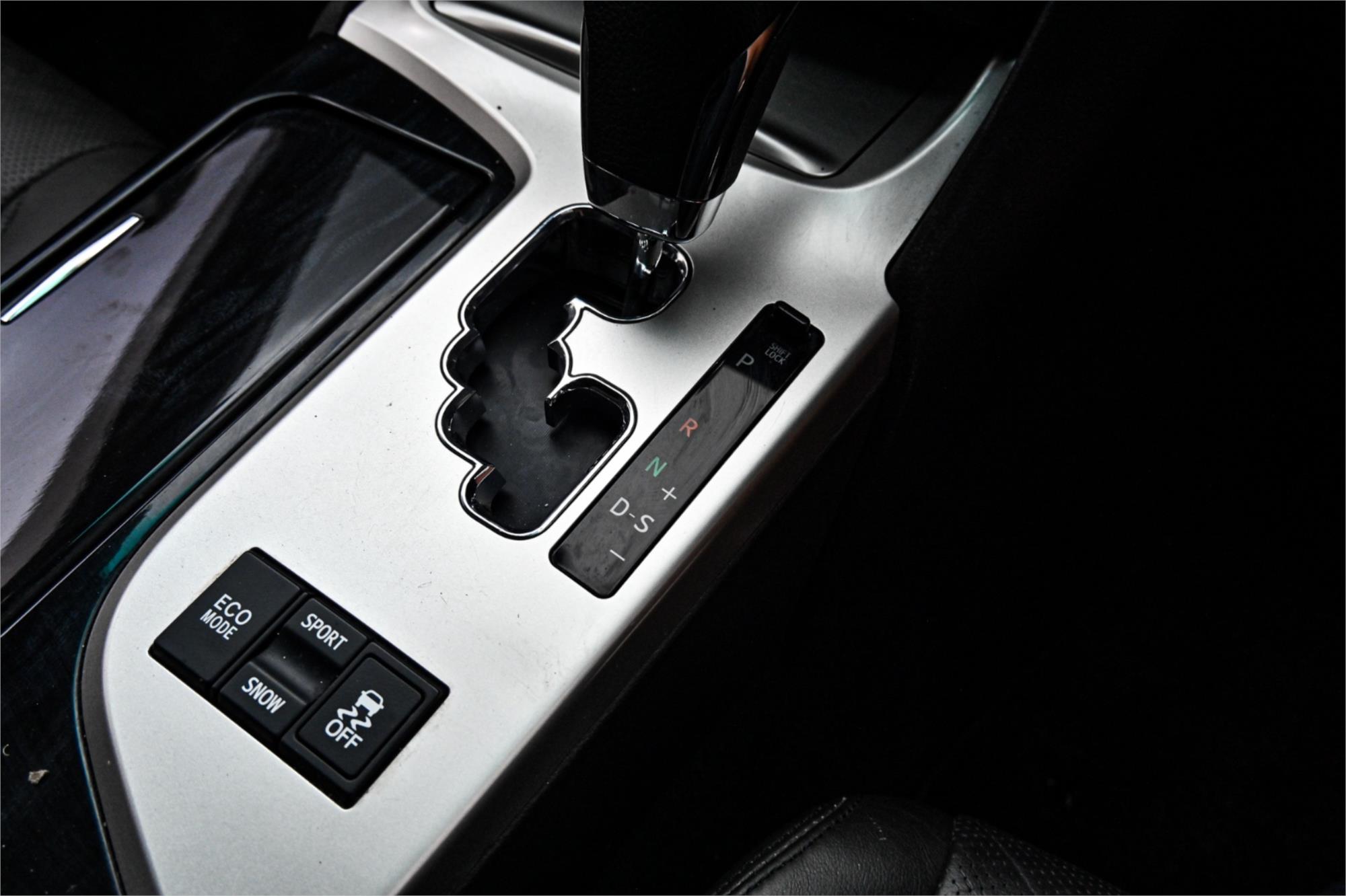 2010 TOYOTA CROWN ATHLETE AUTOMATIC SEDAN