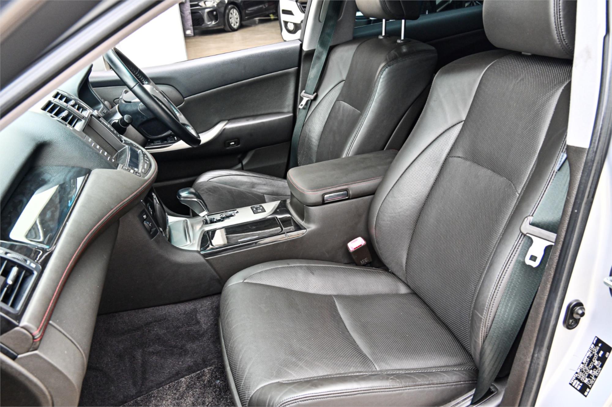 2010 TOYOTA CROWN ATHLETE AUTOMATIC SEDAN