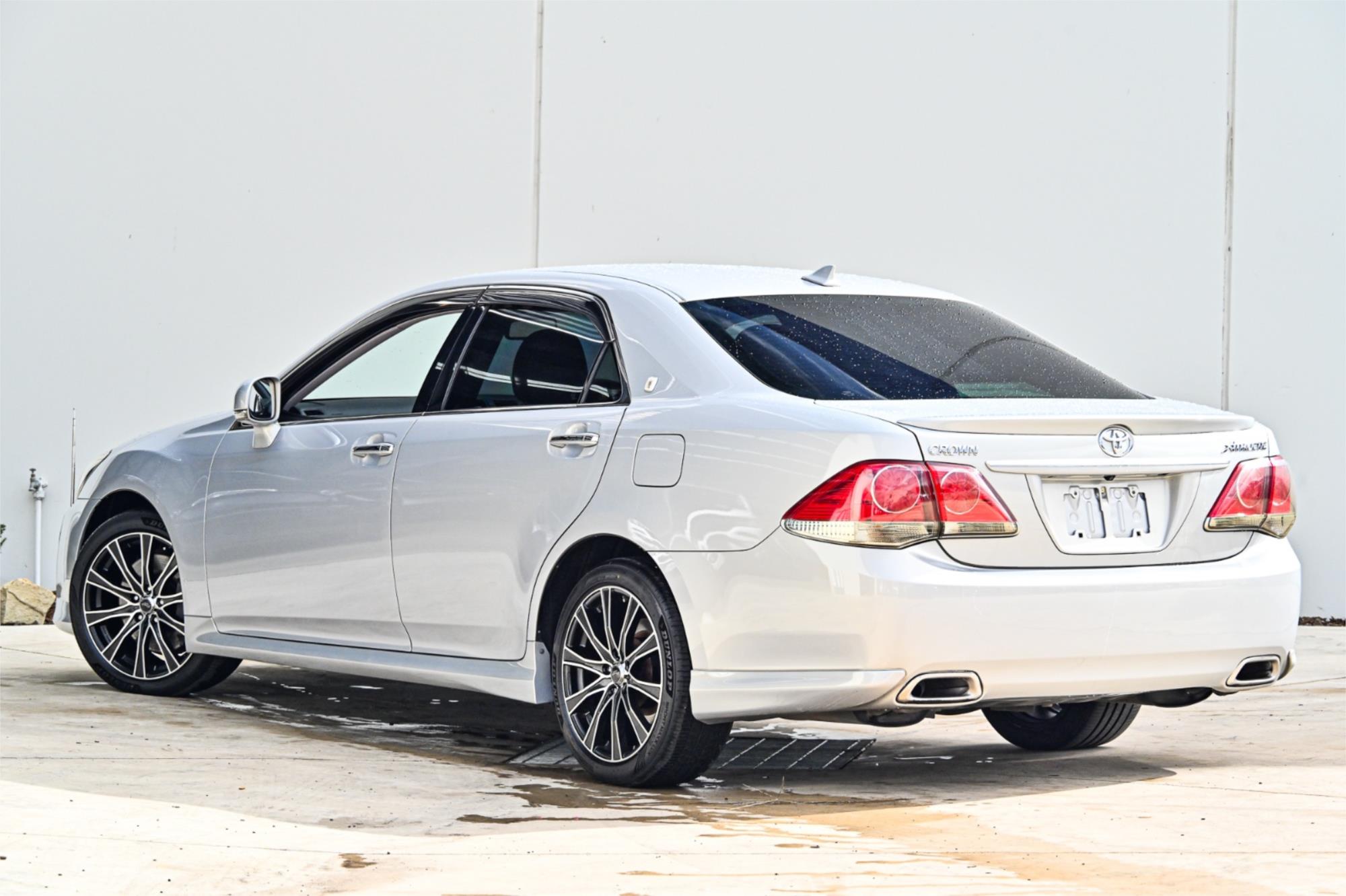 2010 TOYOTA CROWN ATHLETE AUTOMATIC SEDAN