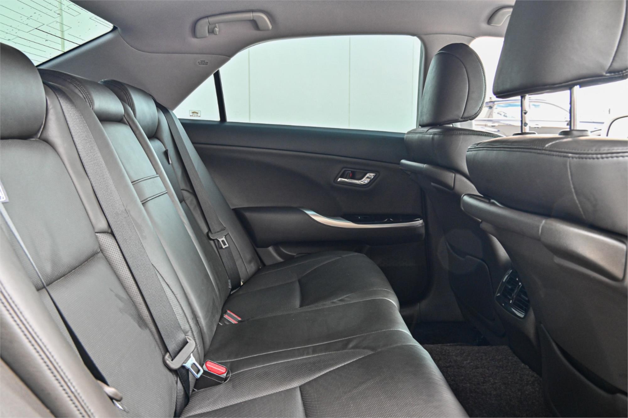 2010 TOYOTA CROWN ATHLETE AUTOMATIC SEDAN